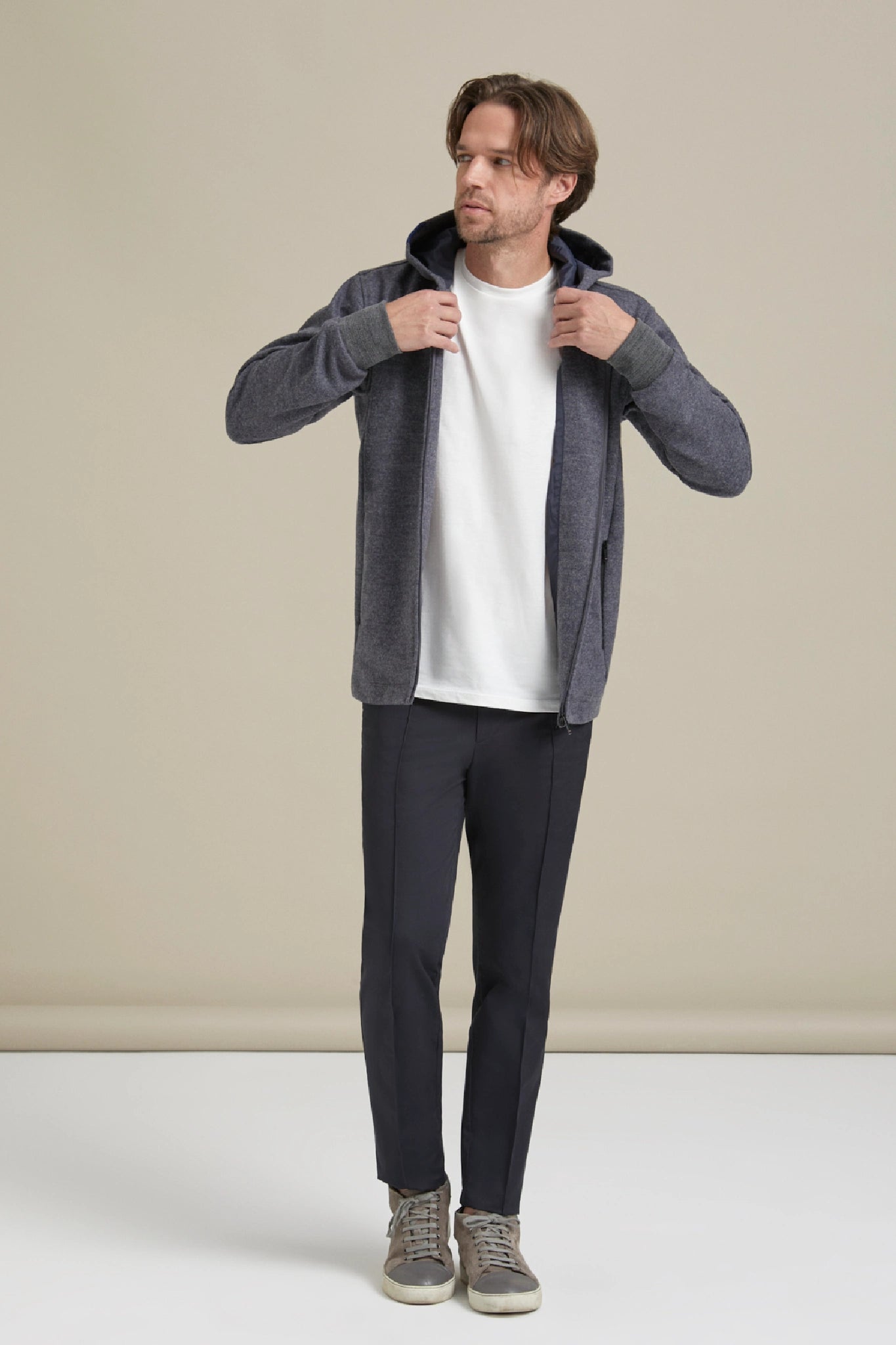 Fancy Coat | Antrasit Yünlü Örme Kapüşonlu Mont Ceket stüdyoda önü açık kombinli look.