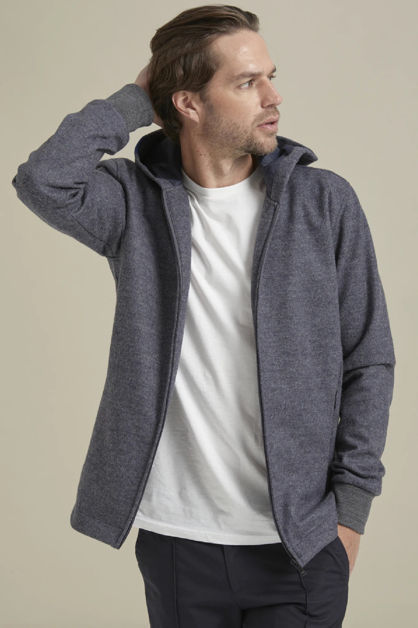 Fancy Coat | Antrasit Yünlü Örme Kapüşonlu Mont Ceket önü açık model üzerinde yakın çekim.