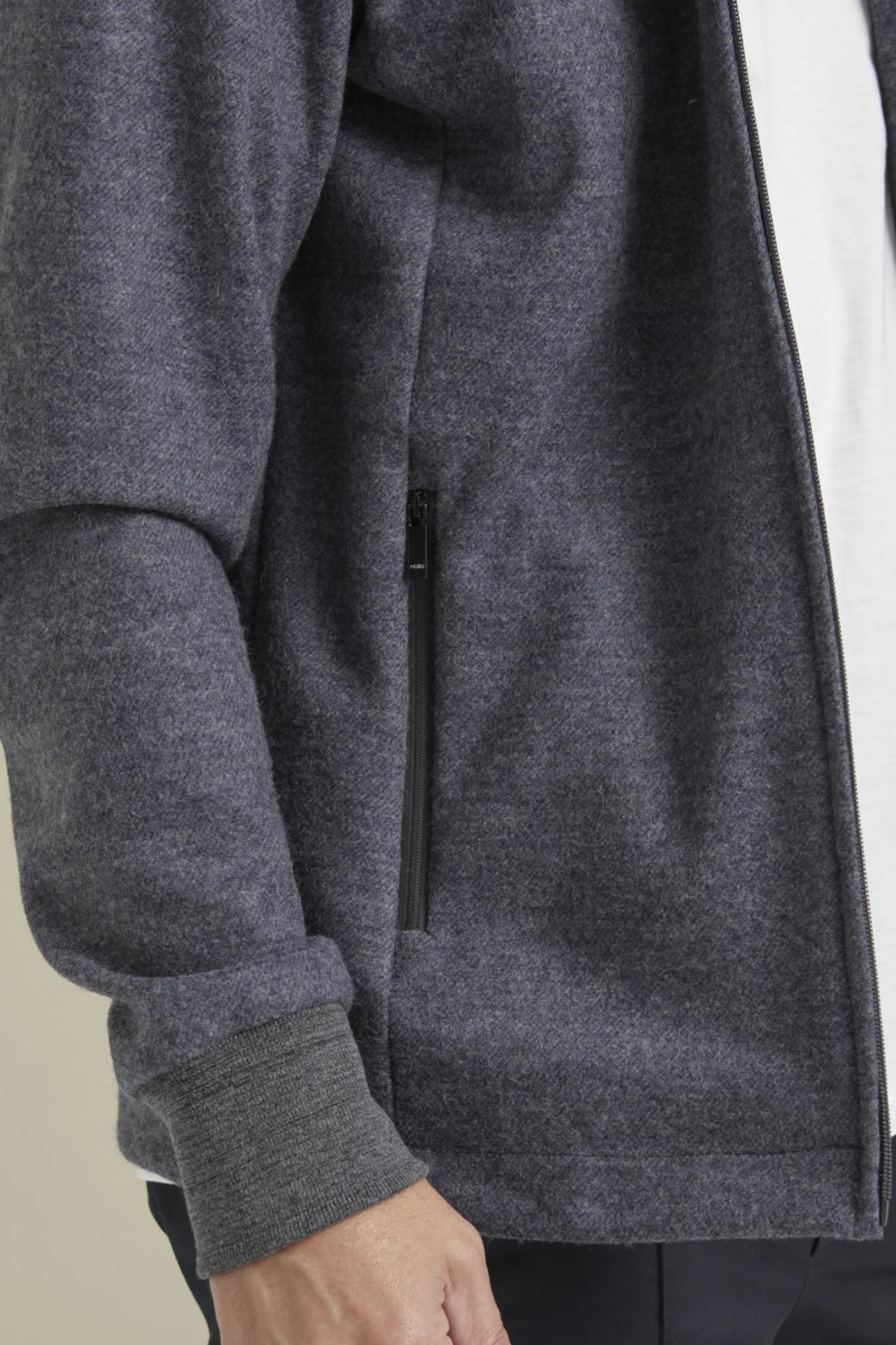 Fancy Coat | Antrasit Yünlü Örme Kapüşonlu Mont Ceket su geçirmez fermuar ve ribana yakın çekim.