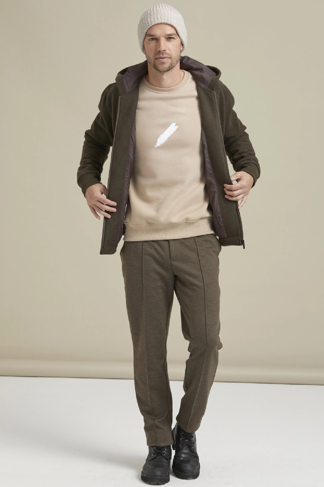 Fancy Coat | Haki Yünlü Örme Kapüşonlu Mont Ceket stüdyoda önü açık görünüm.