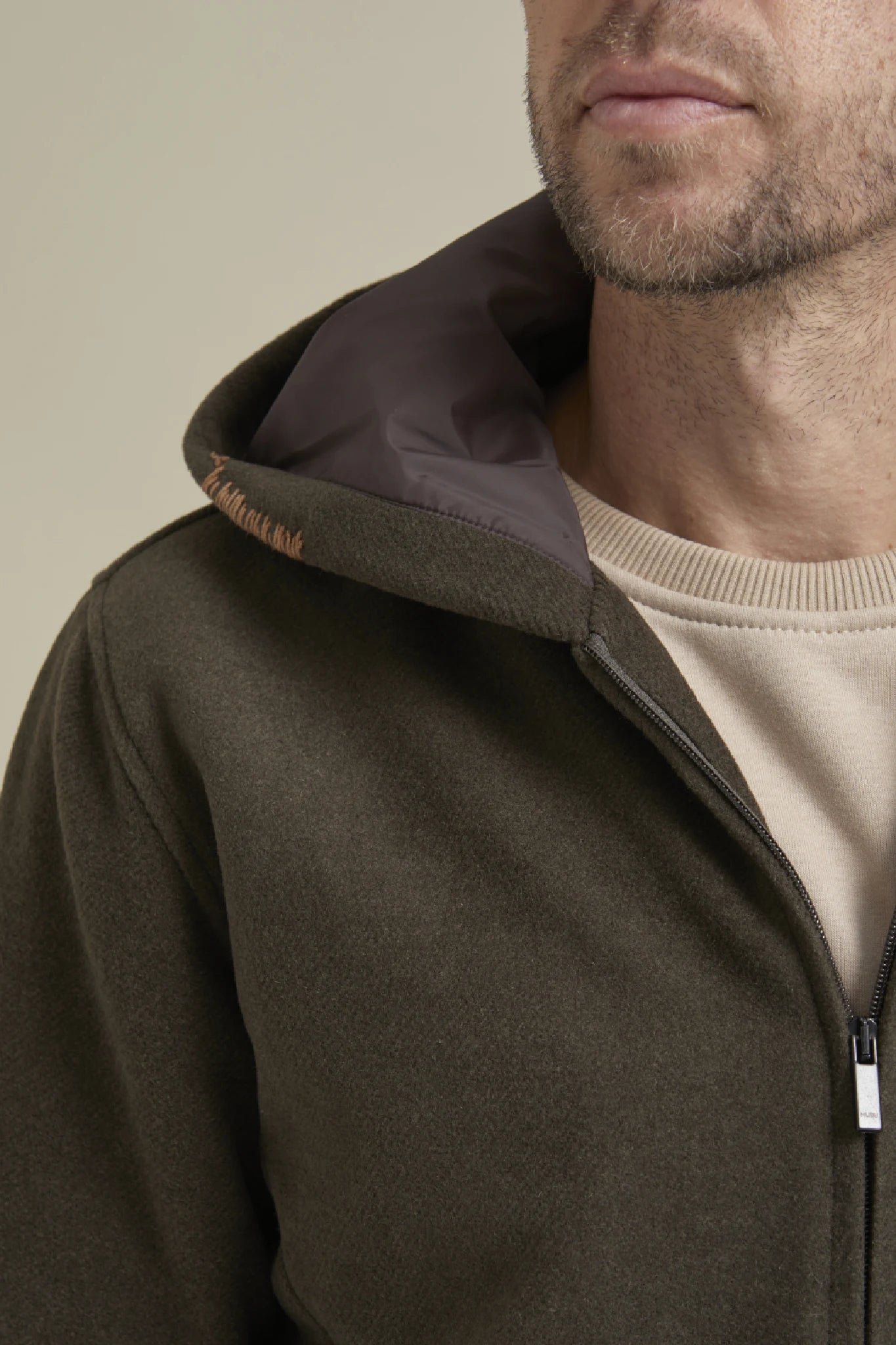 Fancy Coat | Haki Yünlü Örme Kapüşonlu Mont Ceket model üzerinde el işi nakış ve astar detayı