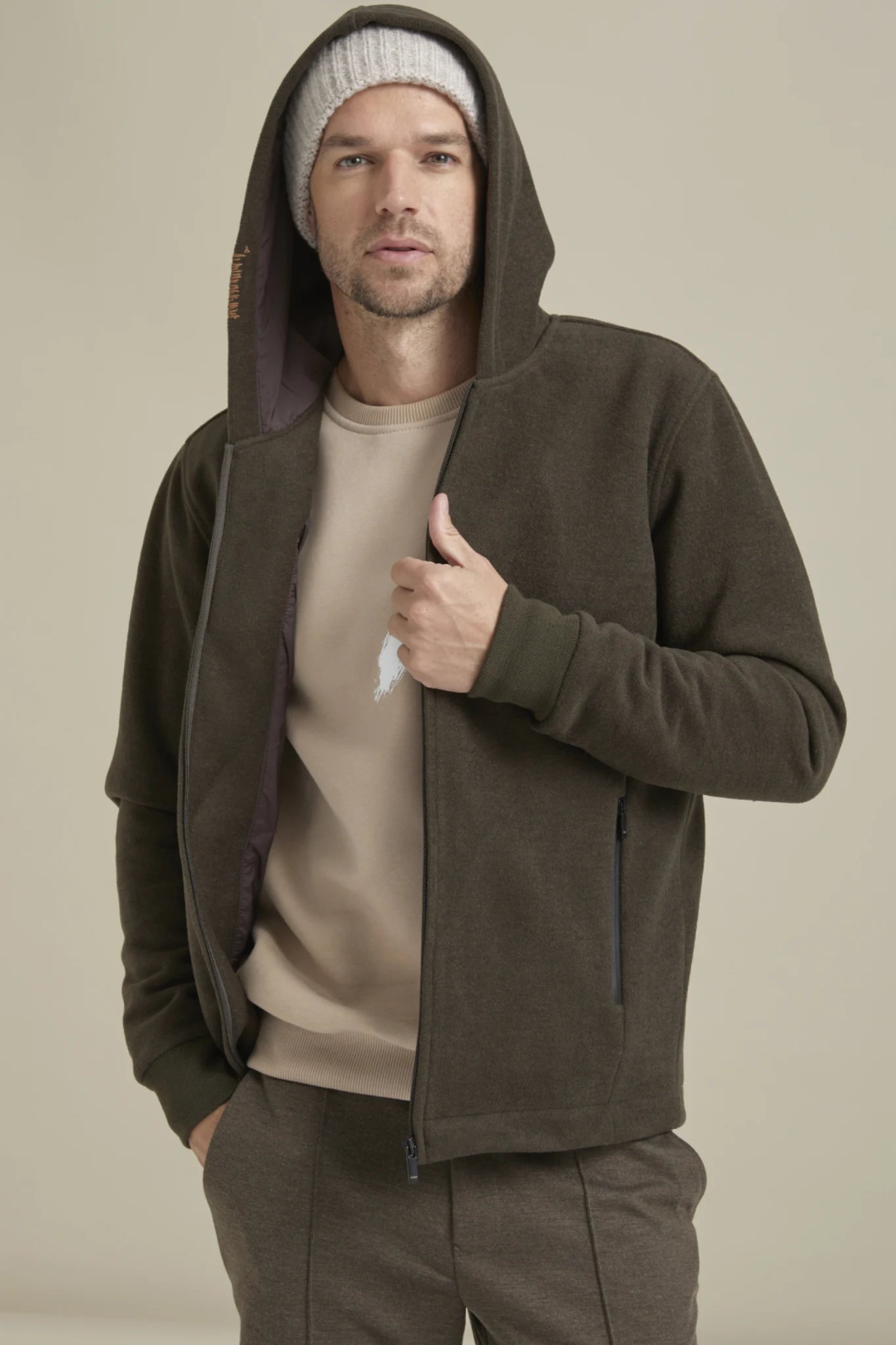 Fancy Coat | Haki Yünlü Örme Kapüşonlu Mont Ceket ile manken üzerinde önü açık yakın çekim