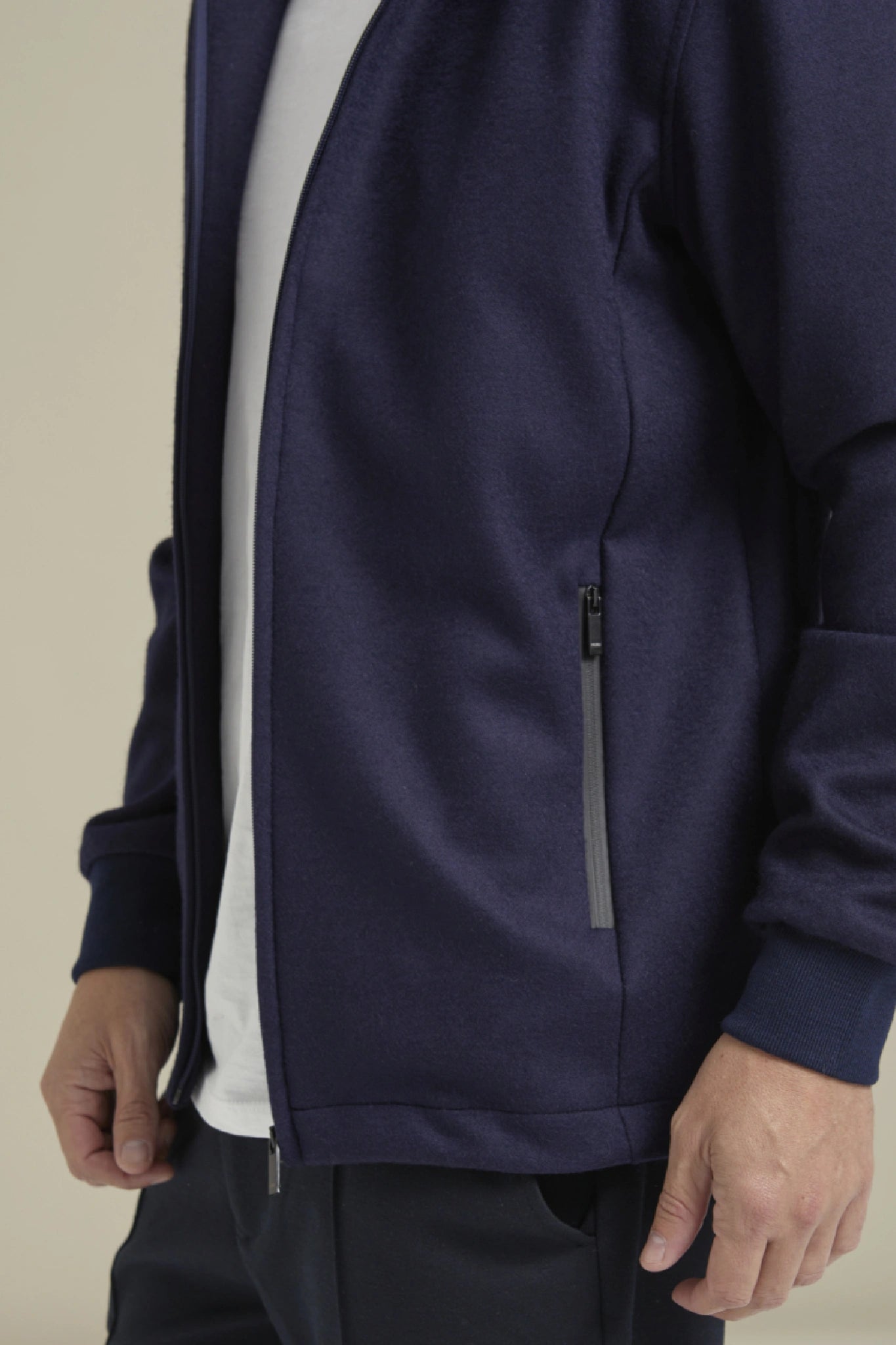 Fancy Coat | Lacivert Yünlü Örme Kapüşonlu Mont Ceket su geçirmez fermuar yakın çekim.