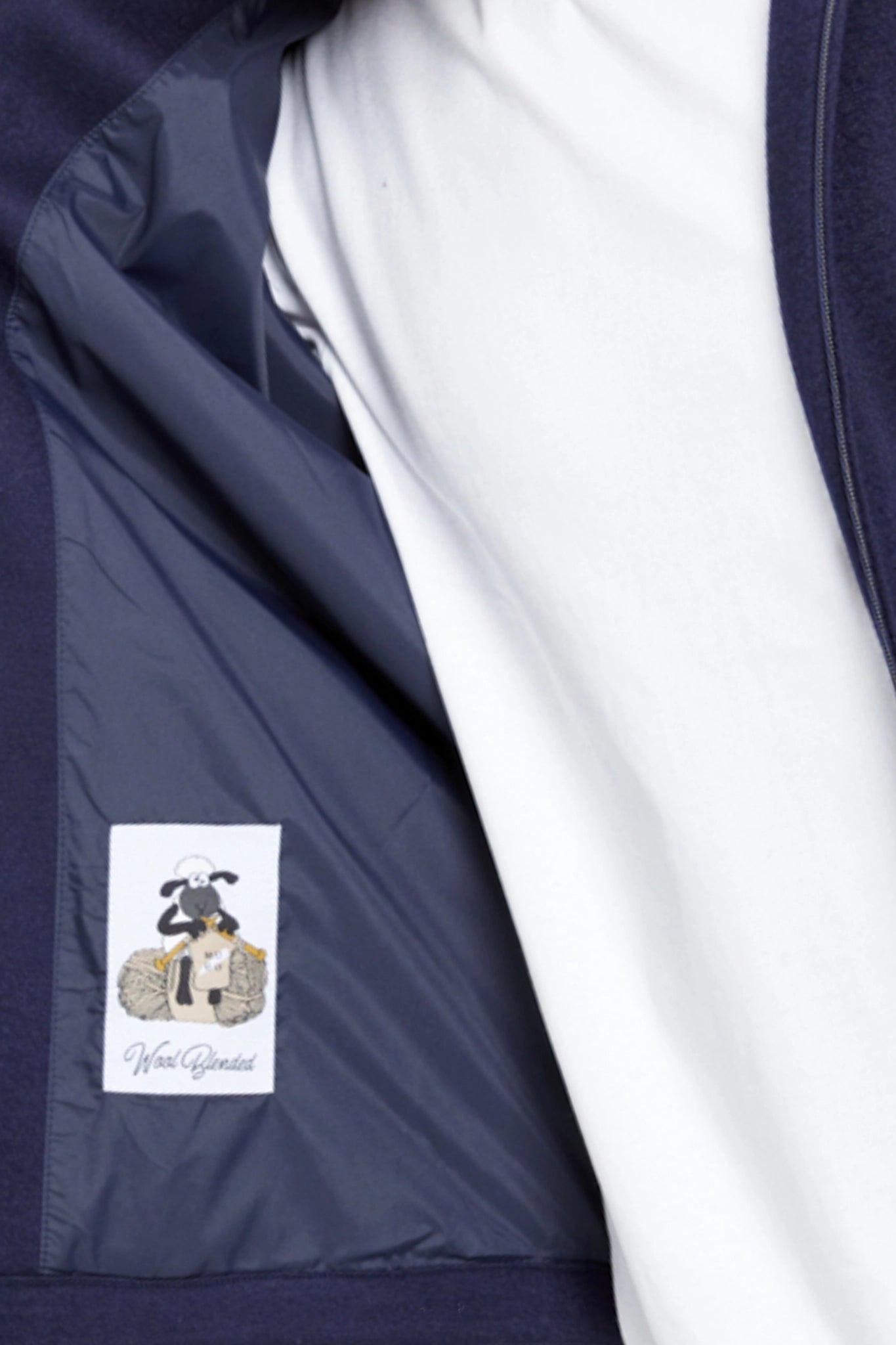 Fancy Coat | Lacivert Yünlü Örme Kapüşonlu Mont Ceket etiket ve astar detayı.