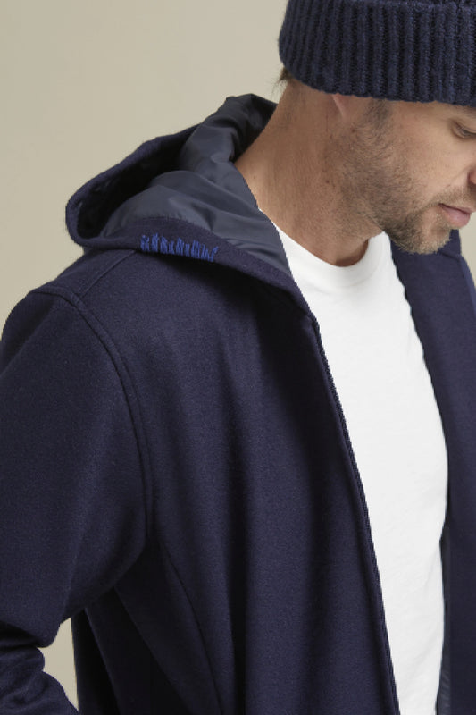 Fancy Coat | Lacivert Yünlü Örme Kapüşonlu Mont Ceket model üzerinde el işi nakış detayı ve kapüşon astarı.