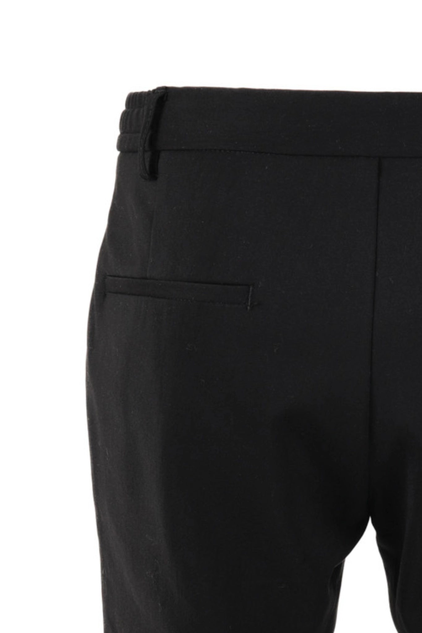 Gentle Chino model siyah pamuklu pantolonun stüdyoda yakın arka cep görünümü.