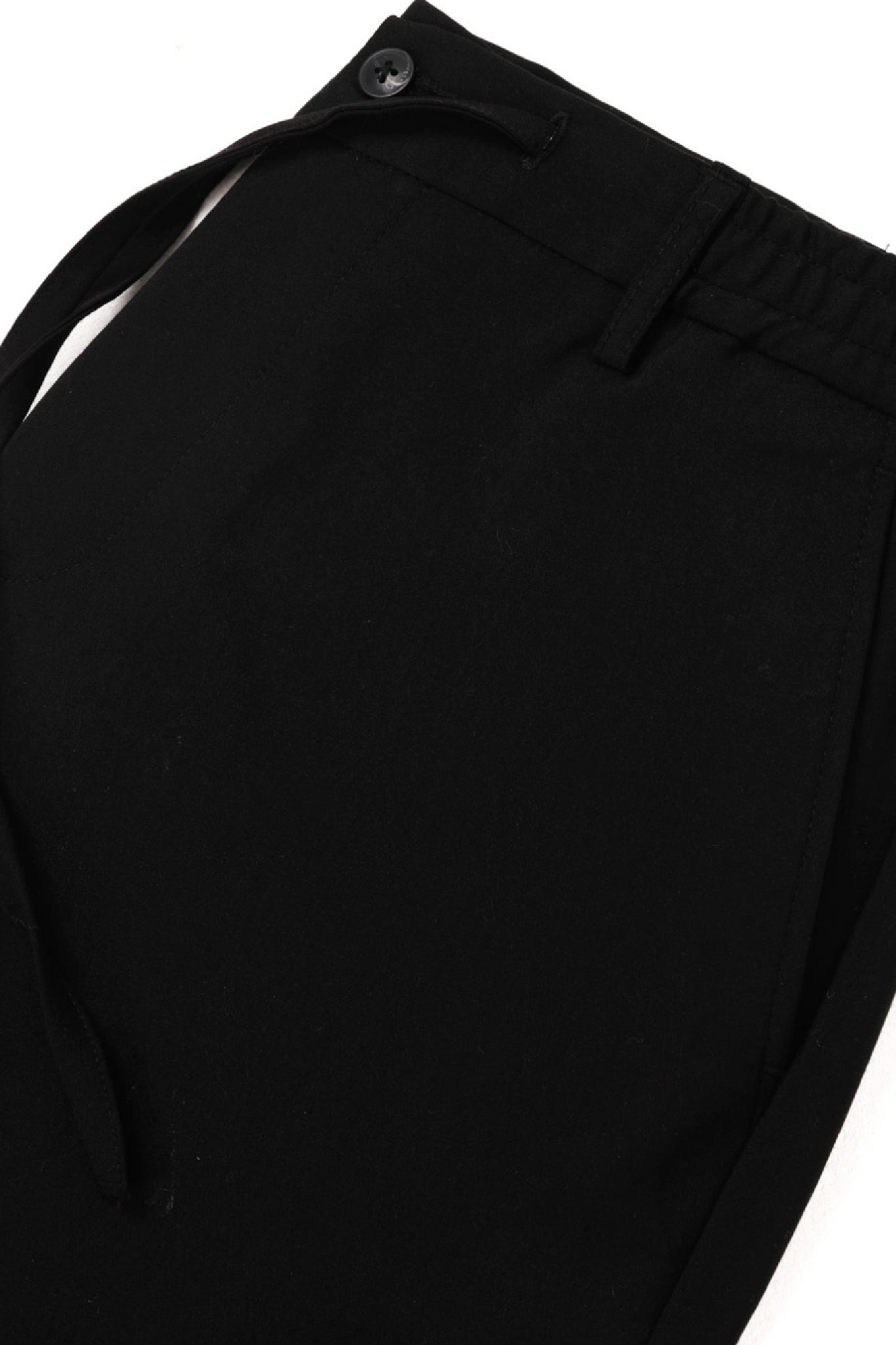 Gentle Chino model siyah pamuklu pantolonun yerde detay görünümü.