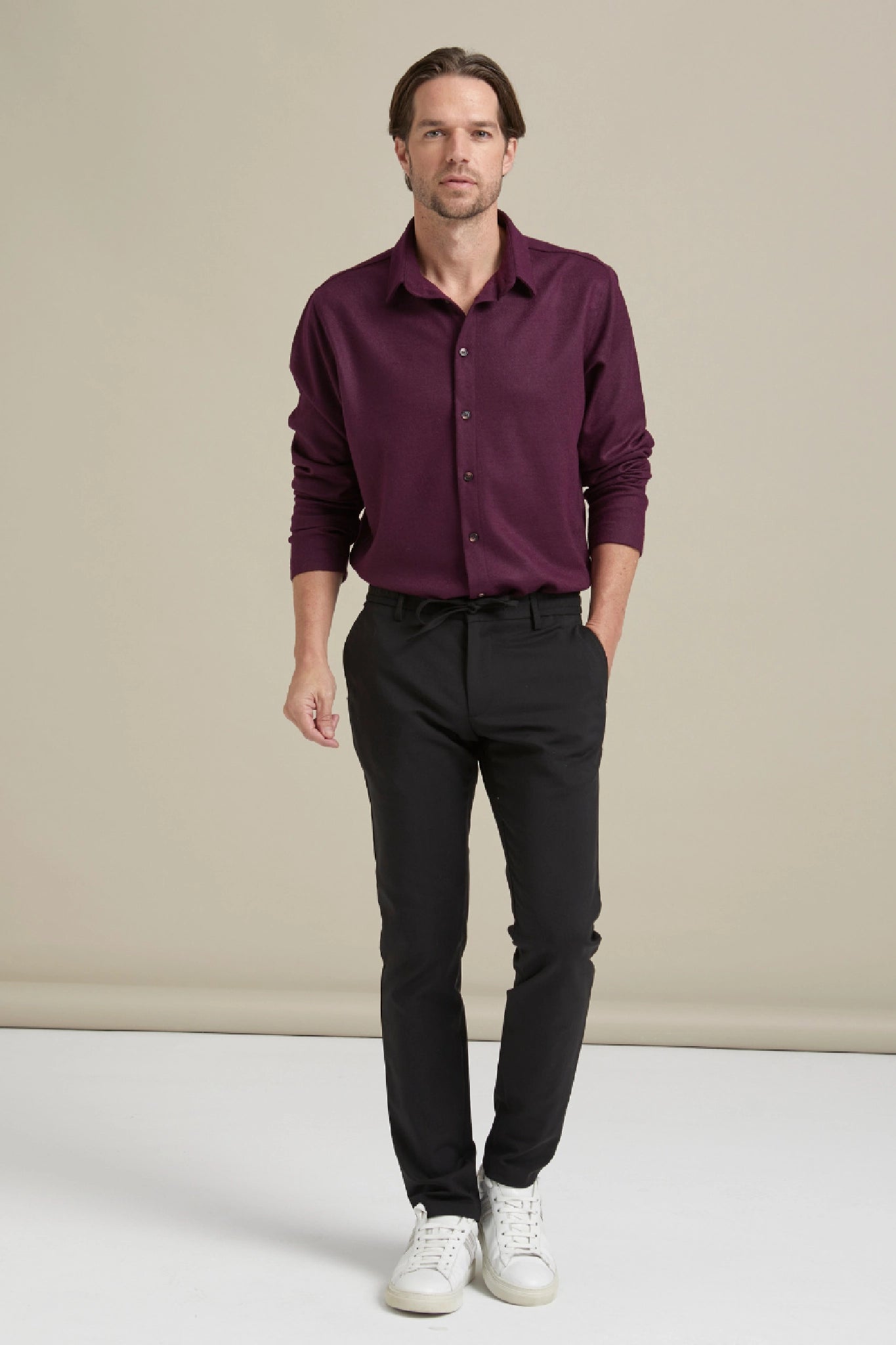 Bordo gömlek giyen erkek modelin üzerinde duran siyah Gentle Chino pamuklu pantolon