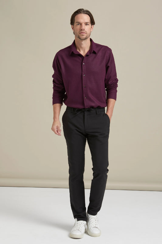 Bordo gömlek giyen erkek modelin üzerinde duran siyah Gentle Chino pamuklu pantolon