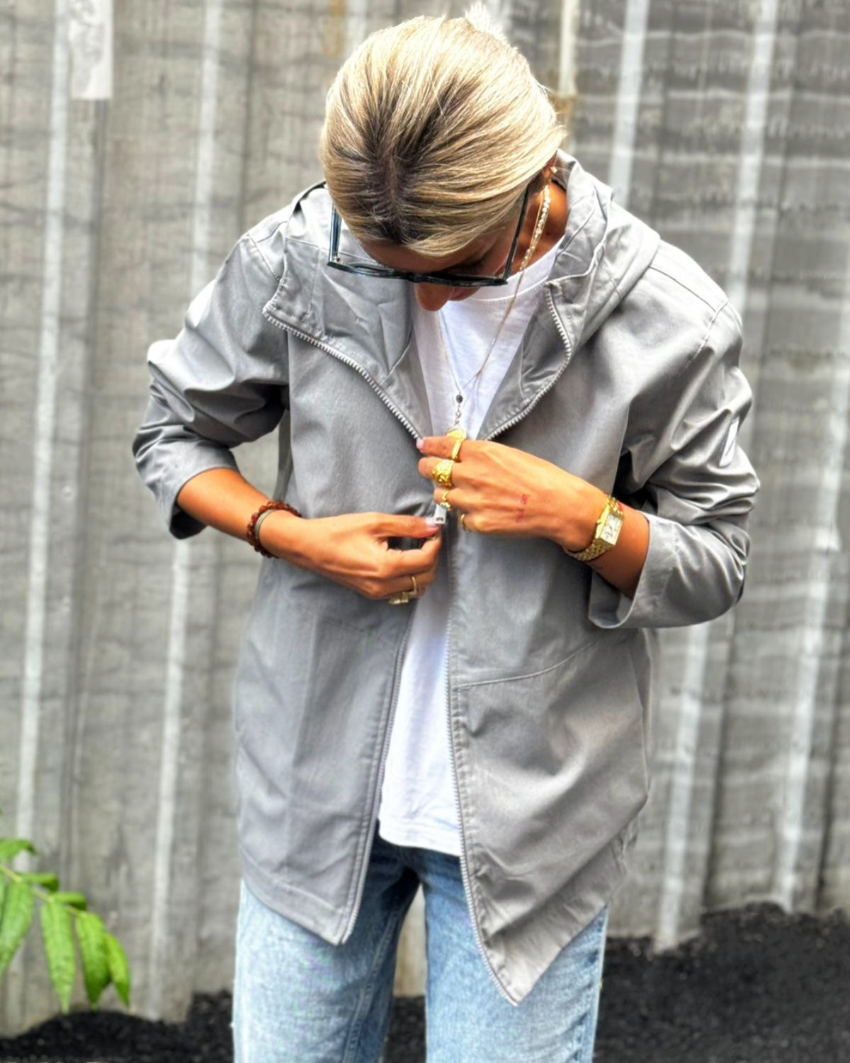SWAY Füme rüzgarlık mont – kadın manken hareket halindeyken lifestyle dış çekim unisex tema