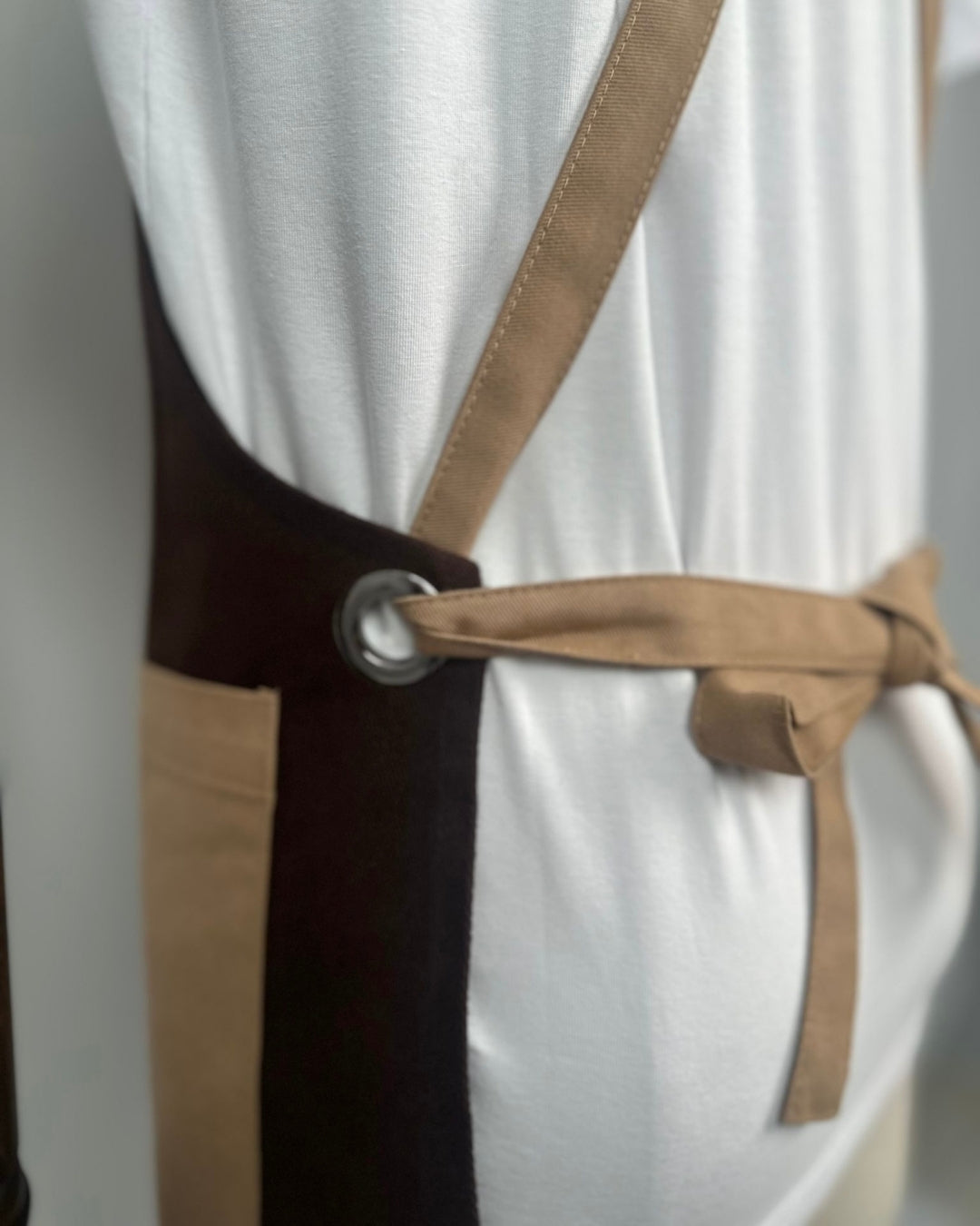 SW01023 | Kontrast Cepli Metal Kancalı Tam Boy Önlük - Kahverengi