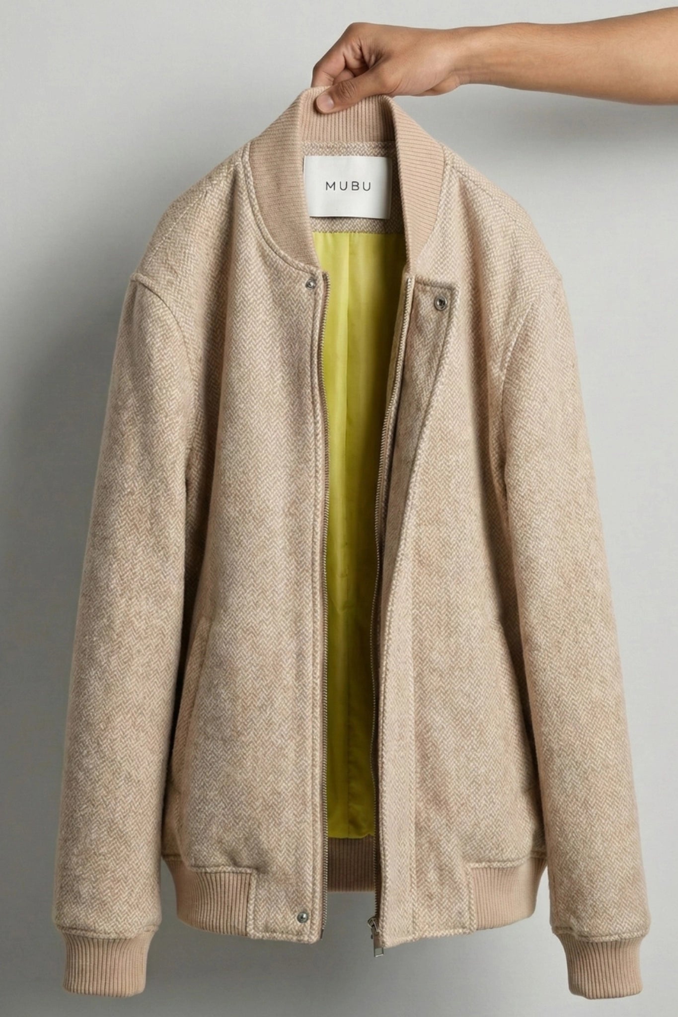 Bomber ceket bej rengi still life stüdyo çekimi önü açık.