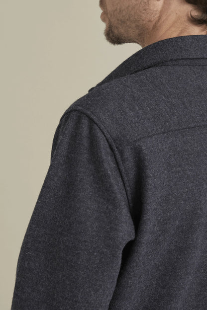 Bonny Cardies – Yünlü Hırka Gömlek antrasit manken üzerinde arka omuz detayı.