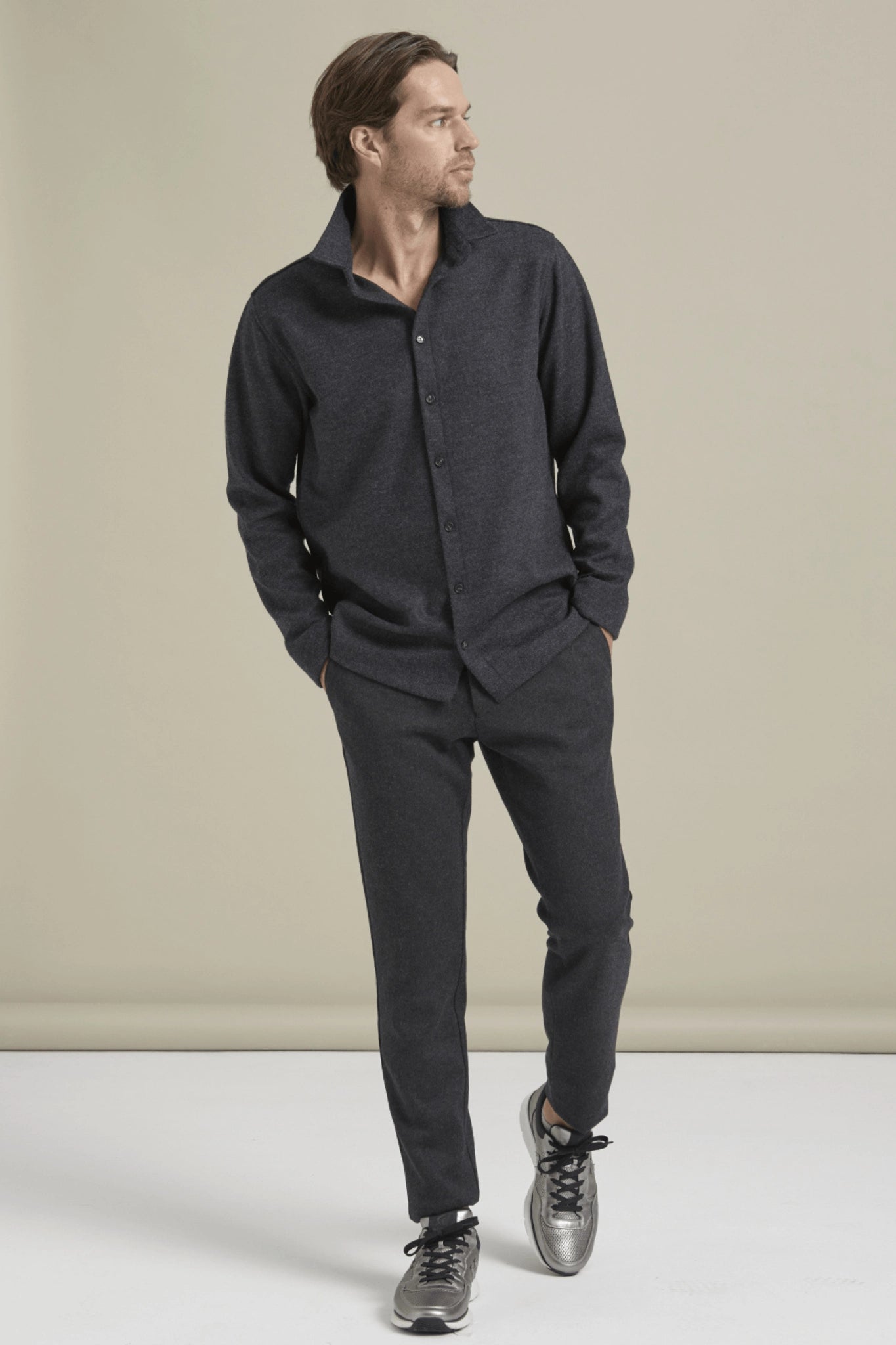 Bonny Cardies – Yünlü Hırka Gömlek antrasit life style çekim.