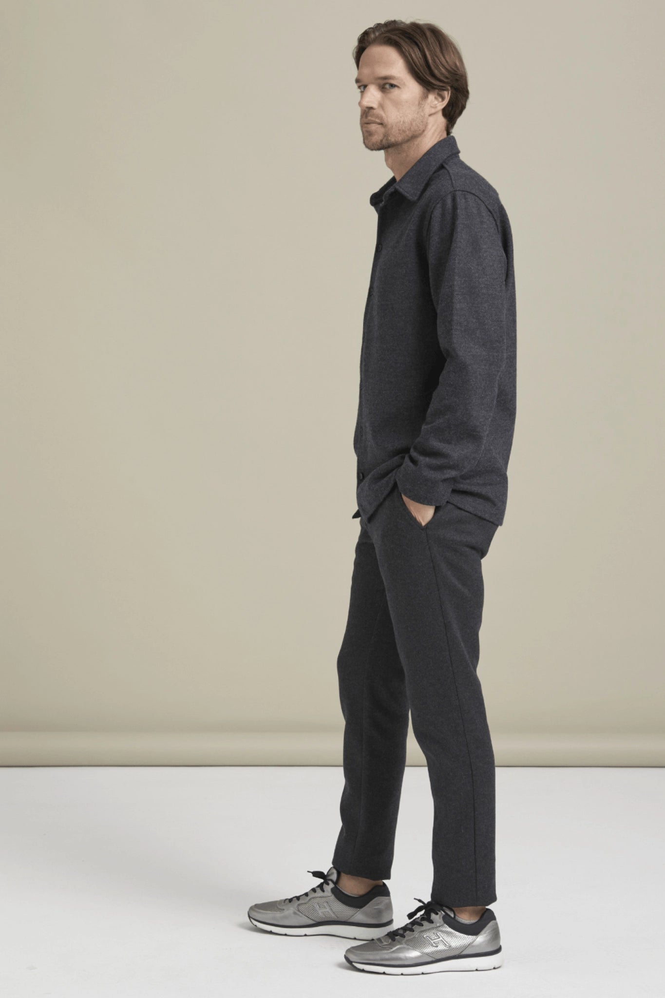 Bonny Cardies – Yünlü Hırka Gömlek antrasit life style yandan duruş