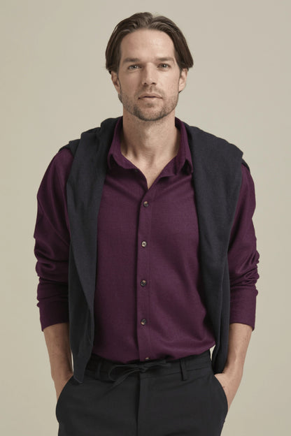 Bonny Cardies – Yünlü Hırka Gömlek bordo yakın görünüm omuzunda triko ile.