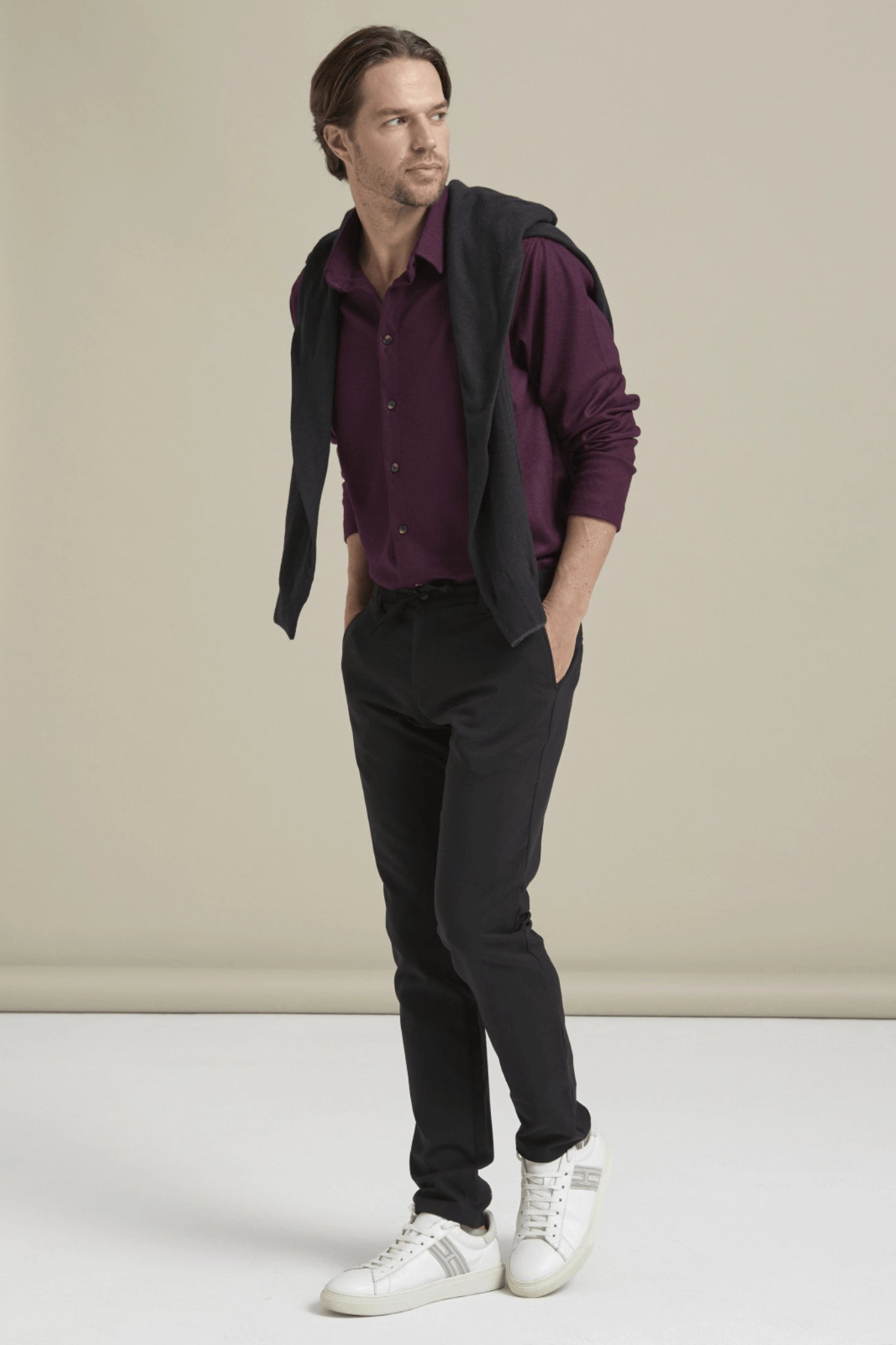 Bonny Cardies – Yünlü Hırka Gömlek bordo üzerine hırka atılmış life style yandan görsel.