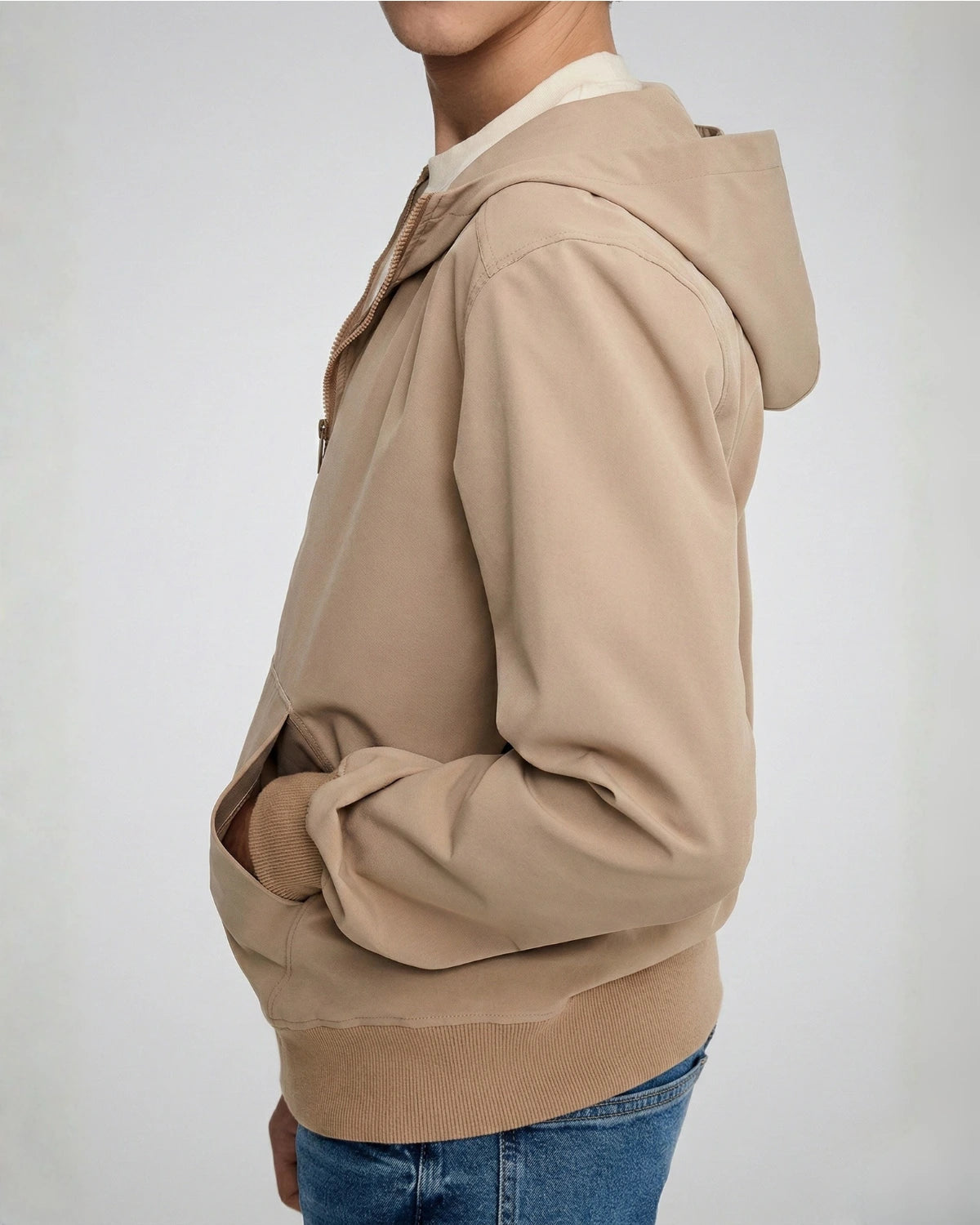 BREEZE | Mocha Bel Boy Hafif Rüzgarlık Mont eller cepte yandan stüdyo çekimi