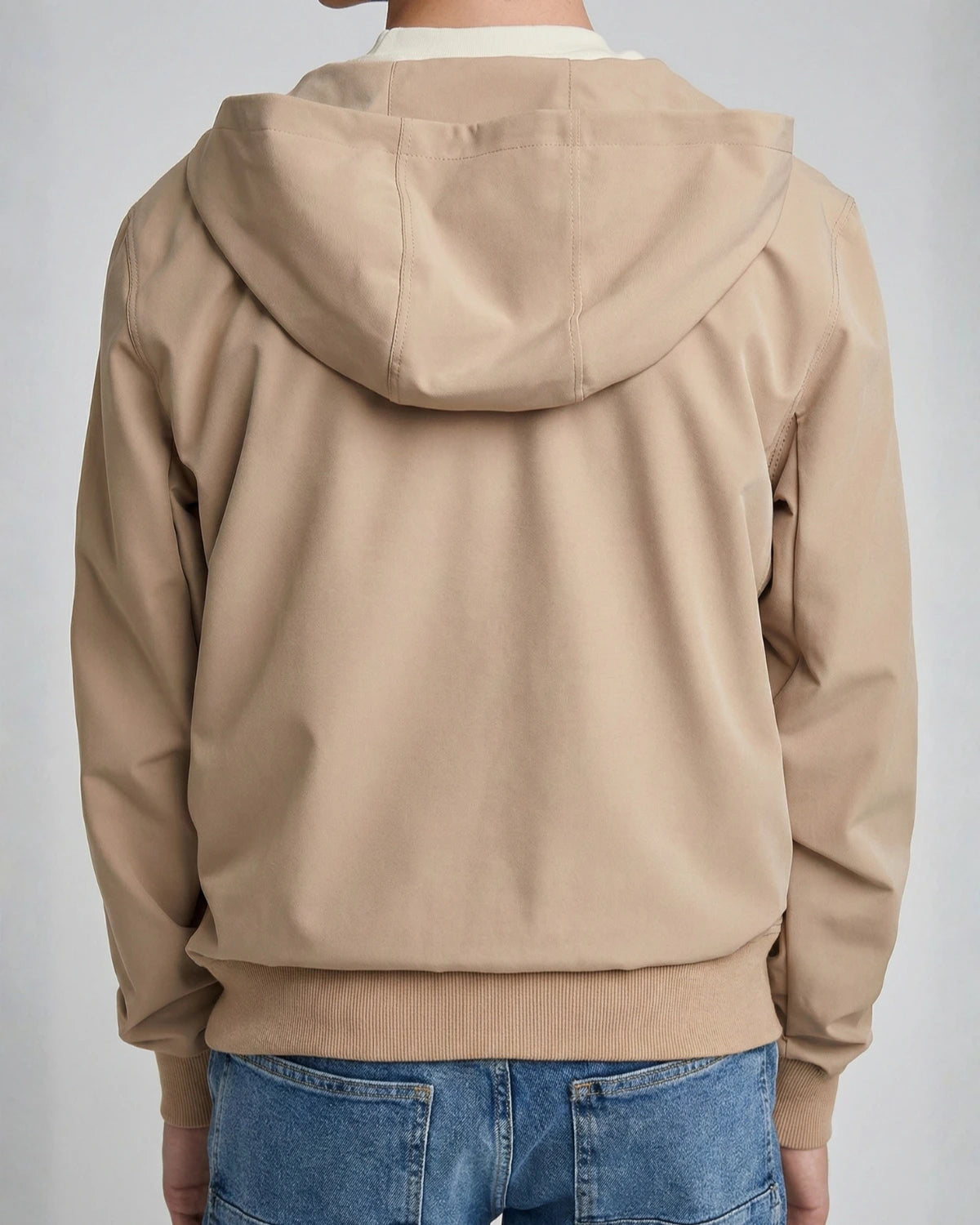 BREEZE | Mocha Bel Boy Hafif Rüzgarlık Mont arka duruş, geniş kapüşon stüdyo çekimi