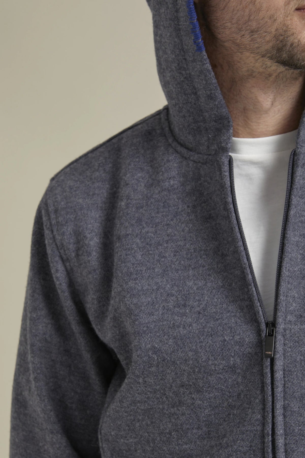 Fancy Coat | Antrasit Yünlü Örme Kapüşonlu Mont Ceket su geçirmez fermuar ve nakış detayı yakın çekim.