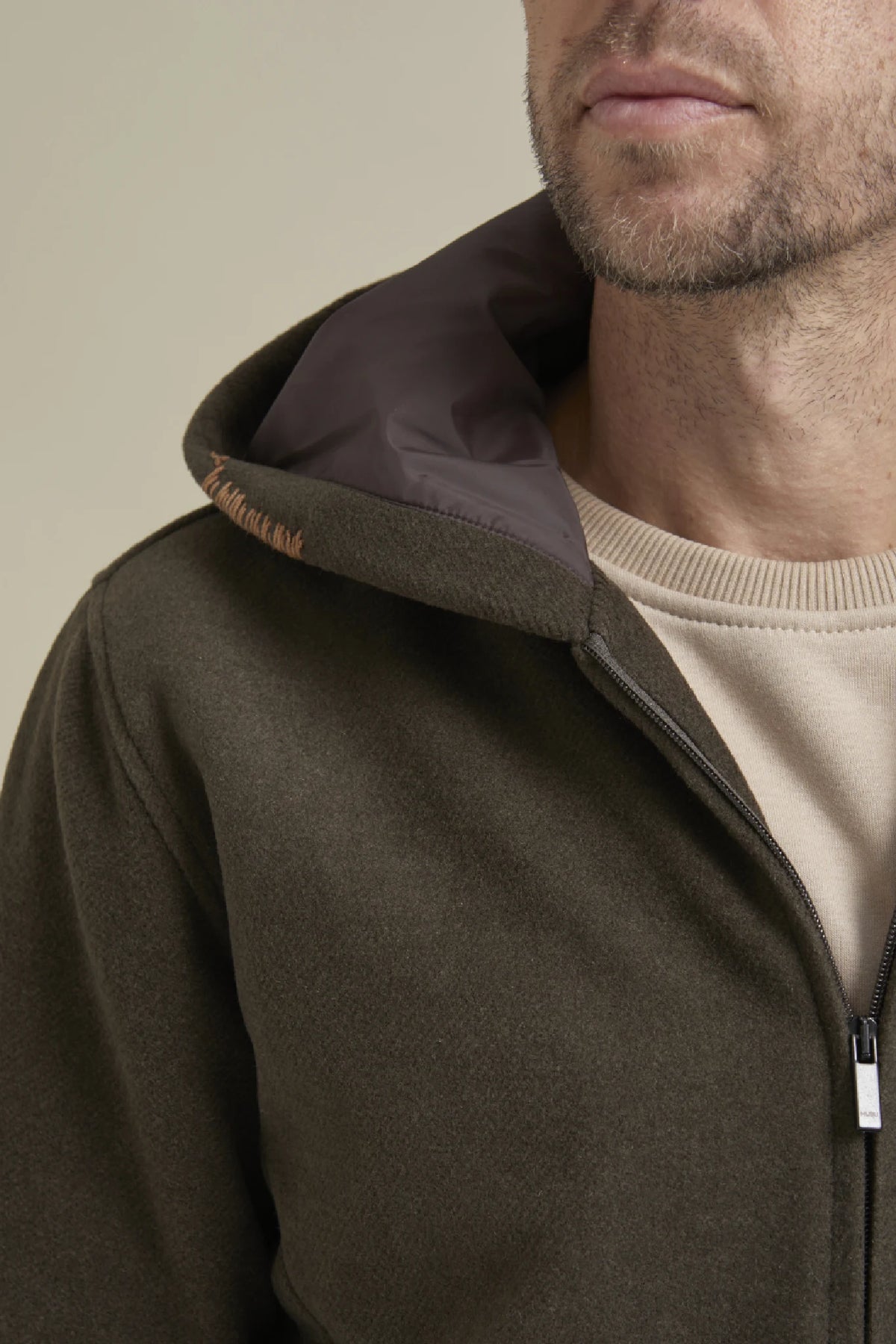 Fancy Coat | Haki Yünlü Örme Kapüşonlu Mont Ceket model üzerinde el işi nakış ve astar detayı