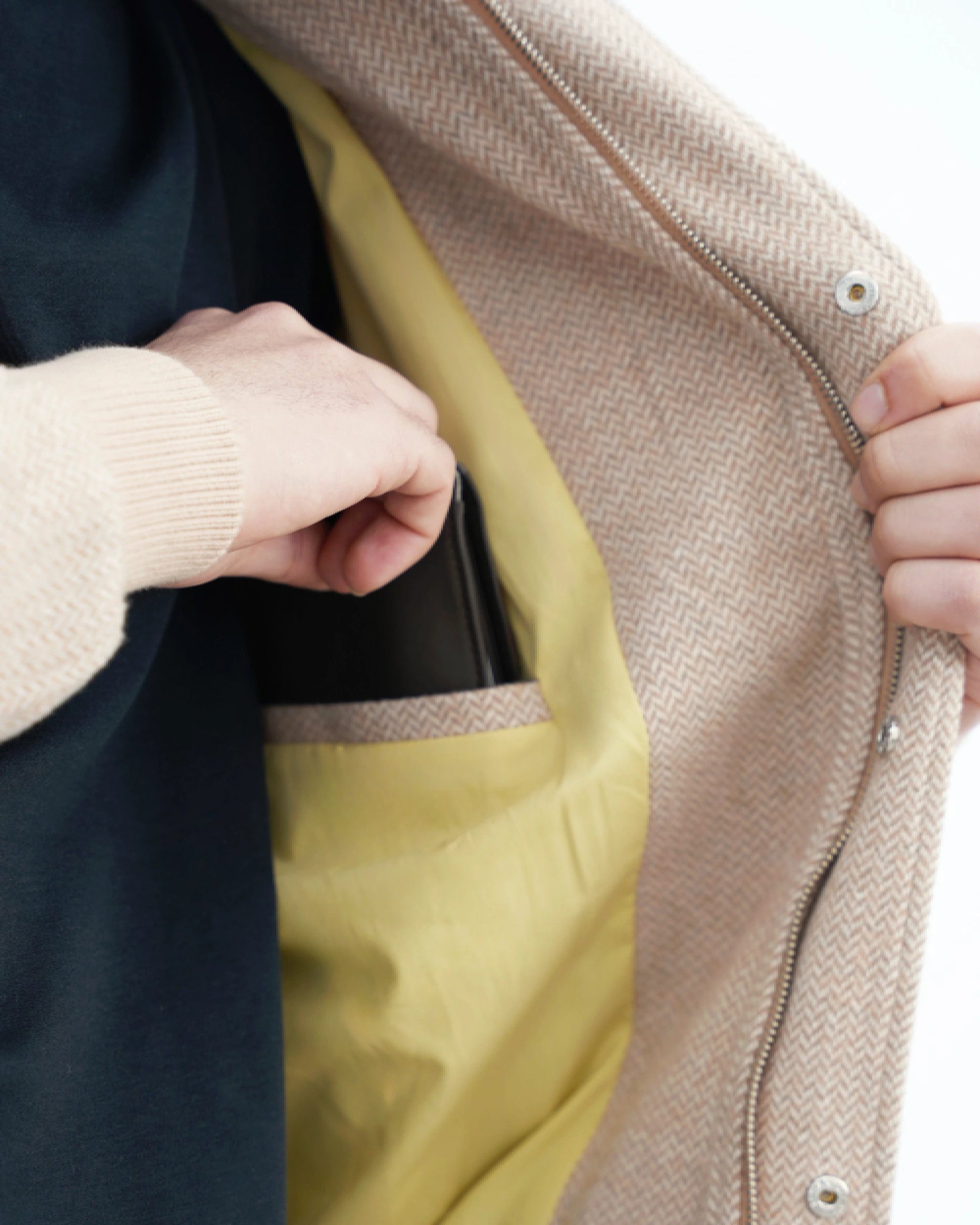 MUBU Balıksırtı Bomber Ceket – Bej - Manken İç Cep Detay