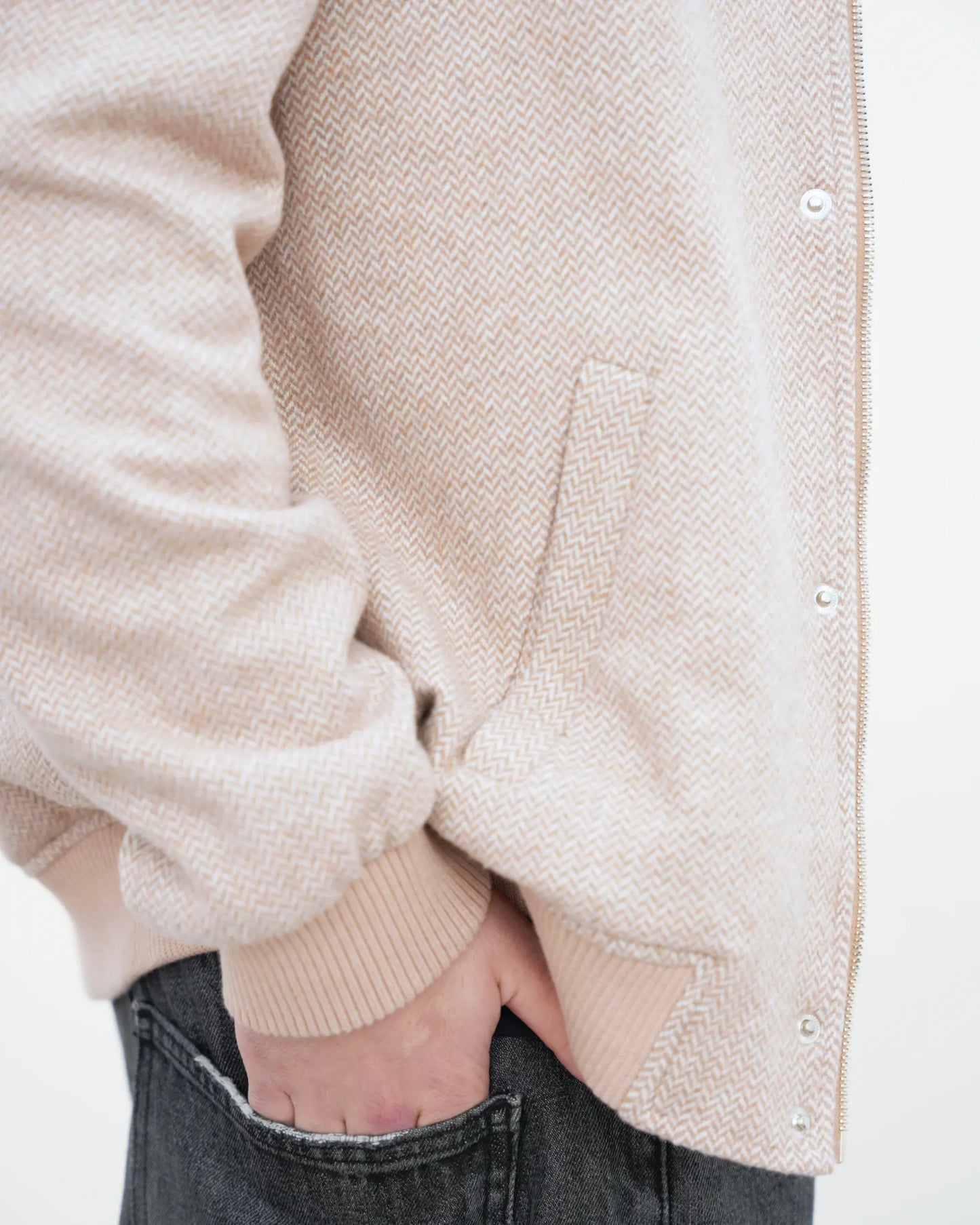 MUBU Balıksırtı Bomber Ceket – Bej - Manken Yan Görünüm Cep Detay