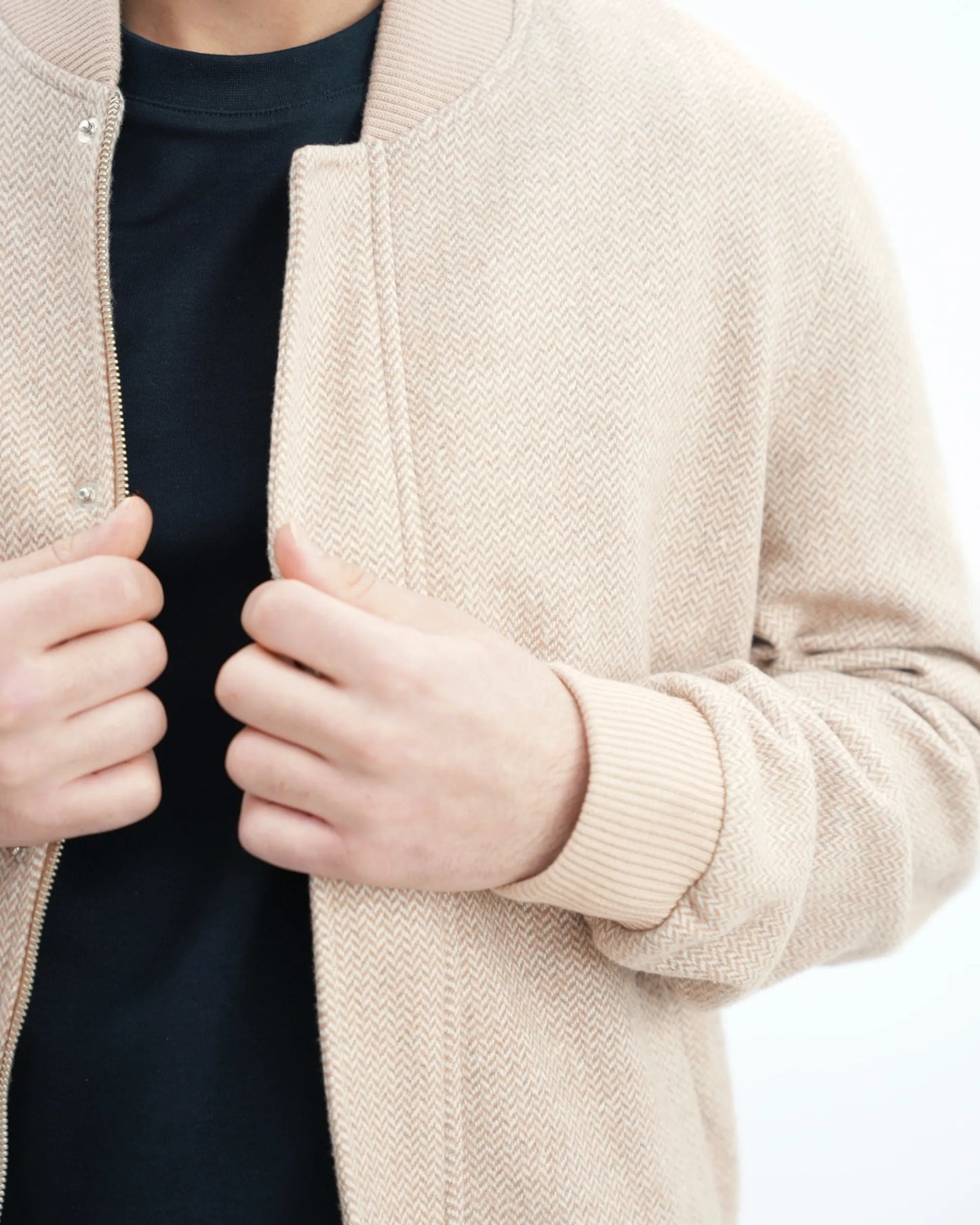 MUBU Balıksırtı Bomber Ceket – Bej - Manken Yakın Ön Pat Kapama Görünüm