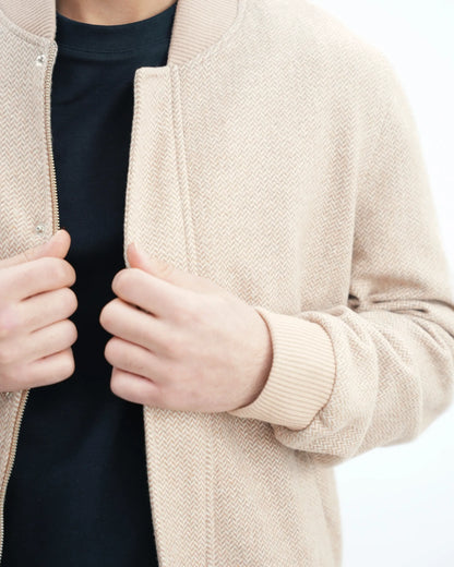 MUBU Balıksırtı Bomber Ceket – Bej - Manken Yakın Ön Pat Kapama Görünüm