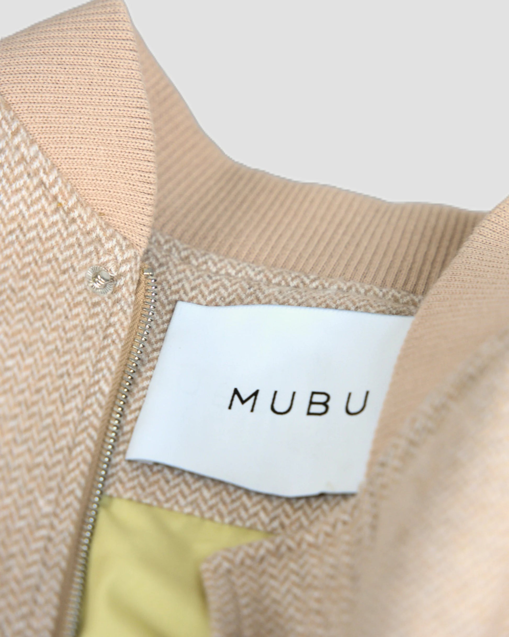 MUBU Balıksırtı Bomber Ceket – Bej - Flat Etiket ve Ribana Detay Çekim