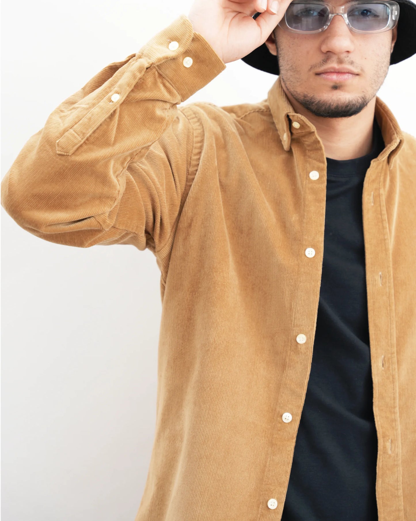 MUBU Cosserat Camel Kadife Gömlek - Model Yakın Çekim