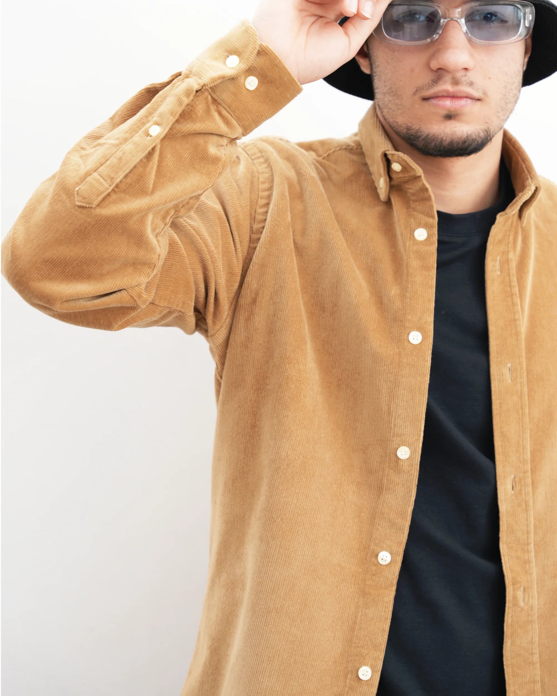 MUBU Cosserat Camel Kadife Gömlek - Model Yakın Çekim