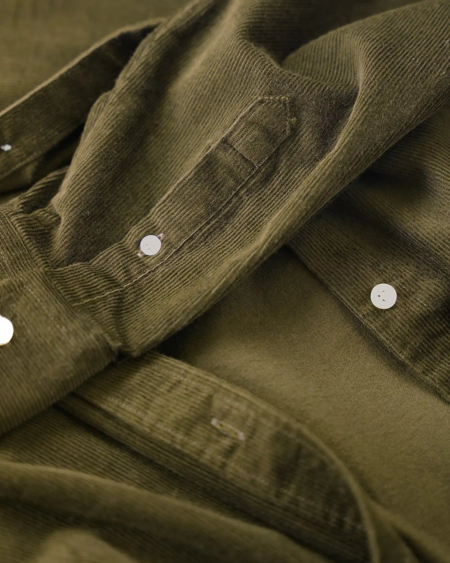 MUBU Cosserat Haki Kadife Gömlek - Kumaş Detayı