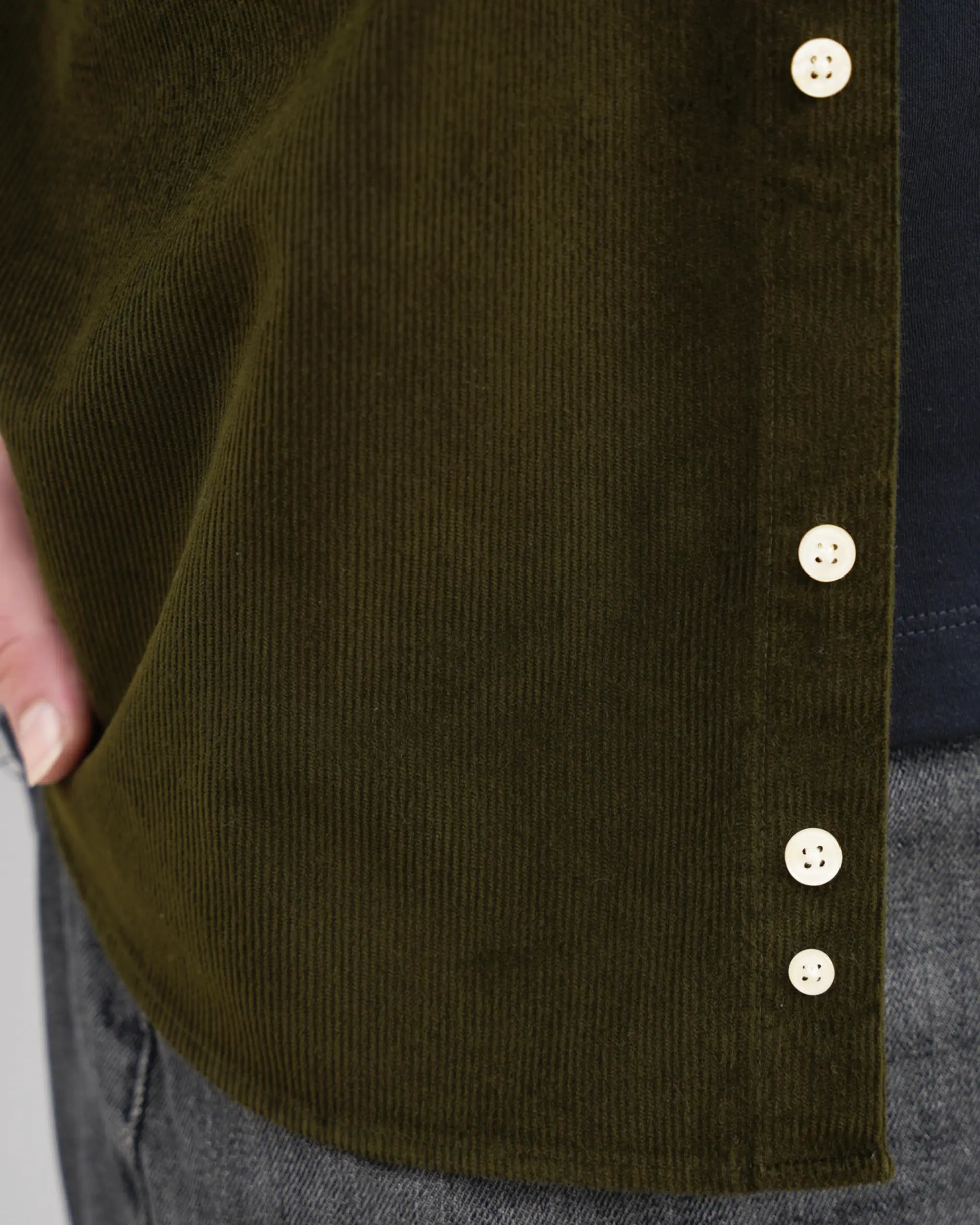 MUBU Cosserat Haki Kadife Gömlek - Düğme Detayı