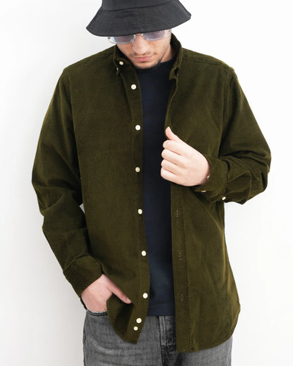 MUBU Cosserat Haki Kadife Gömlek - Model Yakın Çekim