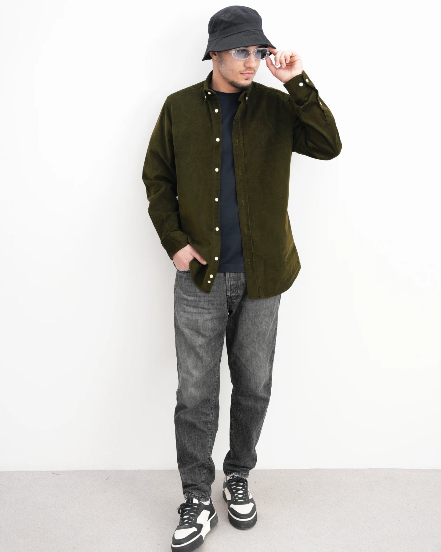 MUBU Cosserat Haki Kadife Gömlek - Model Tam Boy