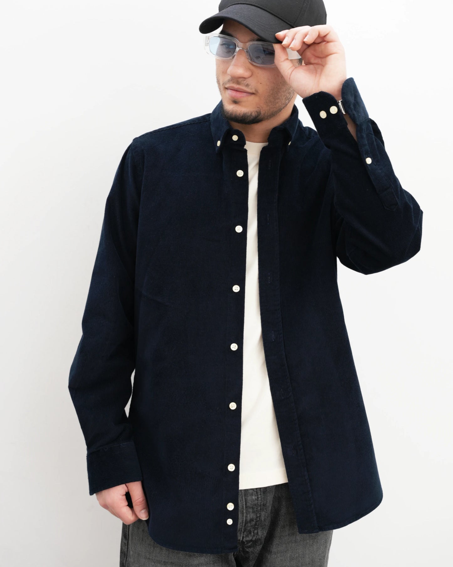 MUBU Cosserat Lacivert Kadife Gömlek - Model Ön Görünüm
