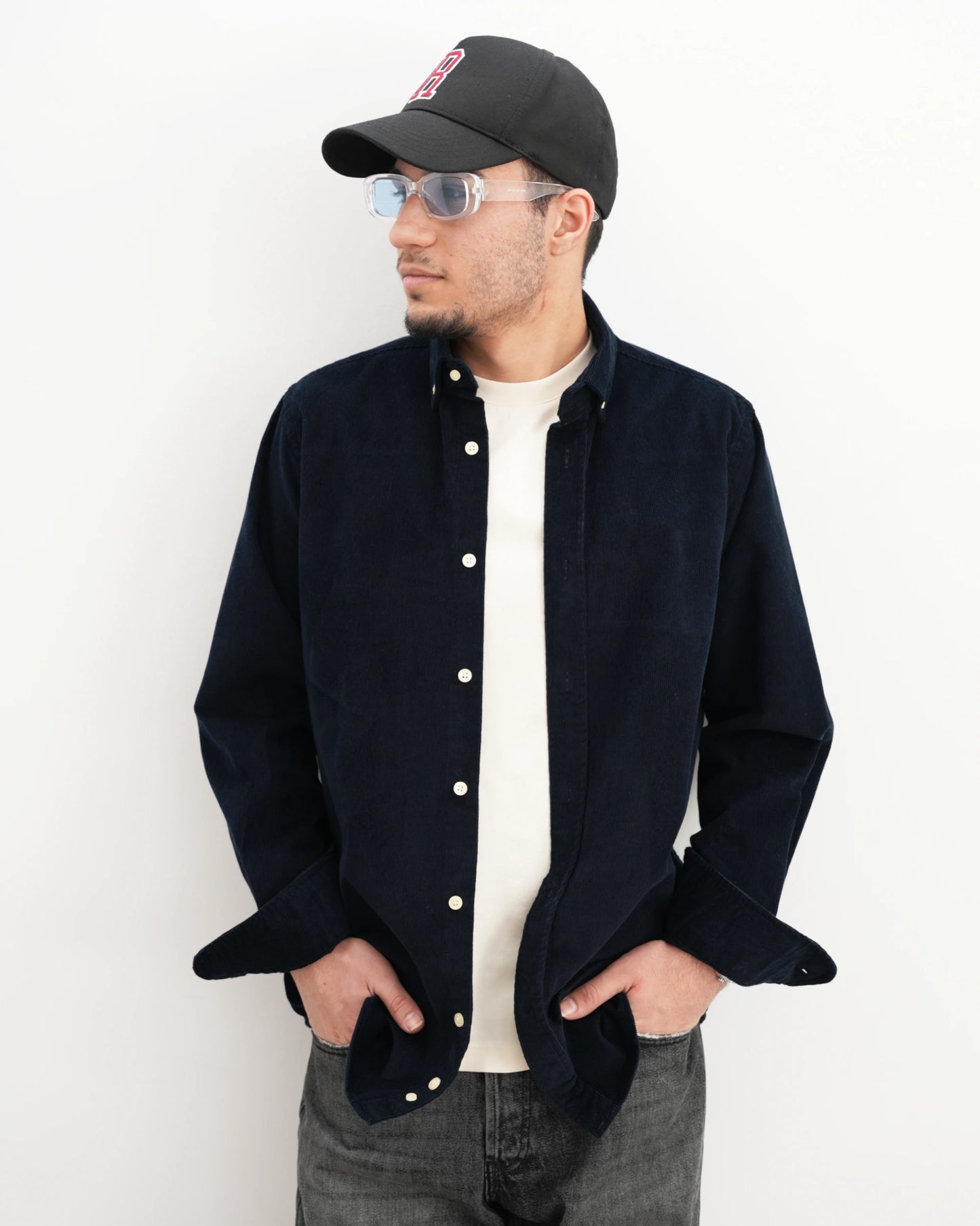 MUBU Cosserat Lacivert Kadife Gömlek - Model Yakın Ön Görünüm