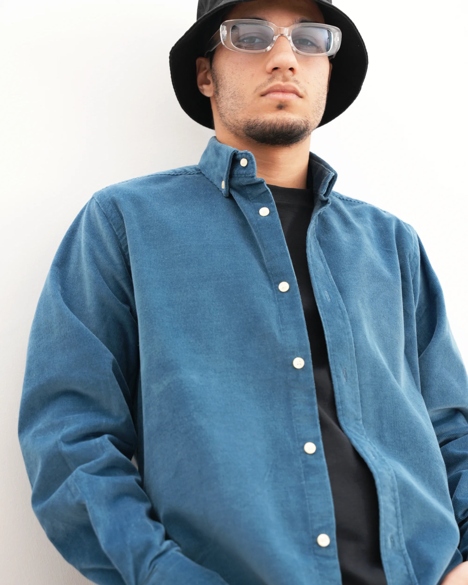 MUBU Cosserat Açık Mavi Kadife Gömlek - Model Yakın Çekim