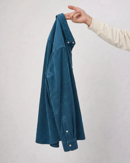 MUBU Cosserat kumaştan sky blue Kadife Gömlek stüdyoda, elde asılı still life çekimi