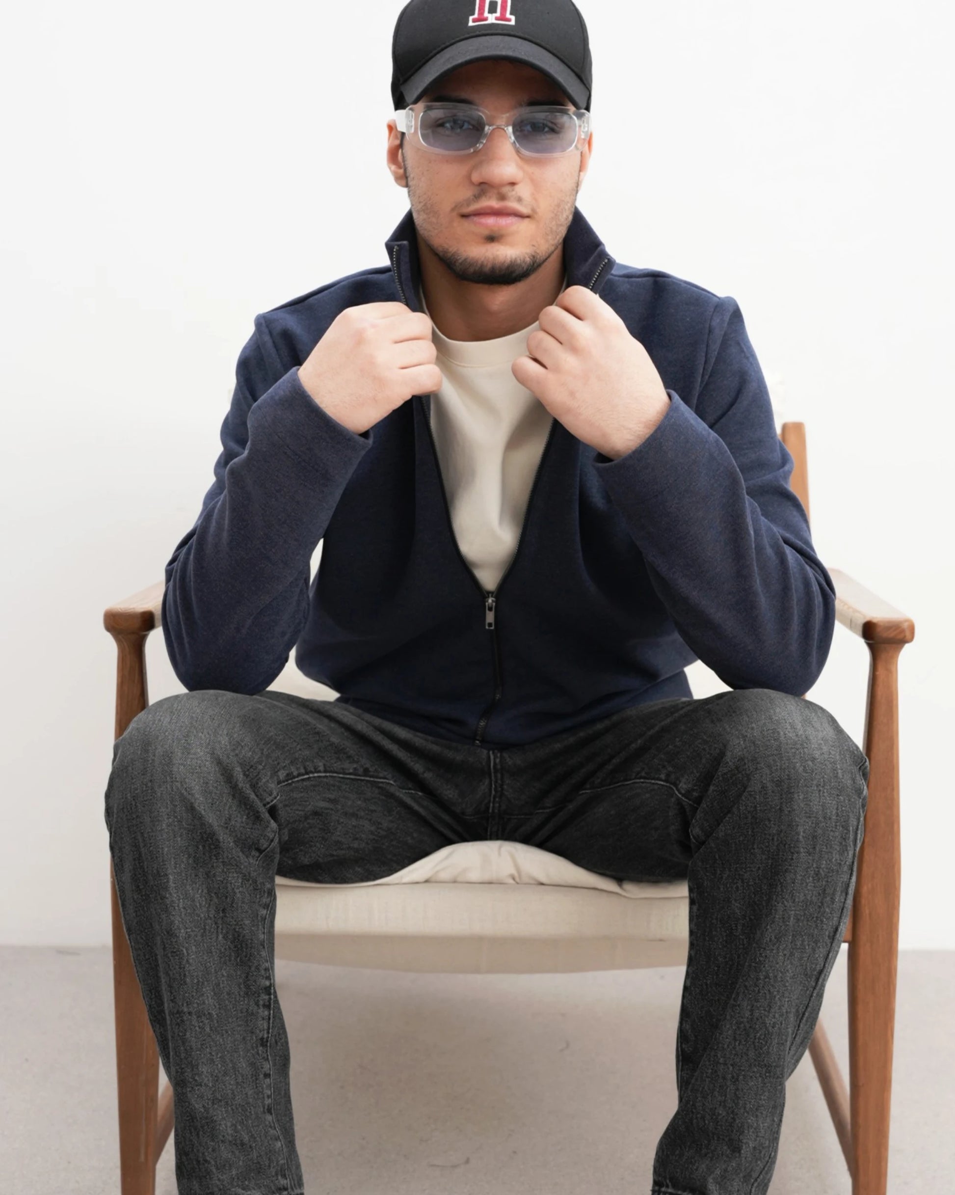 MUBU Diago Tech-Knit İndigo Hırka - Model Lifestyle Oturan Görünüm