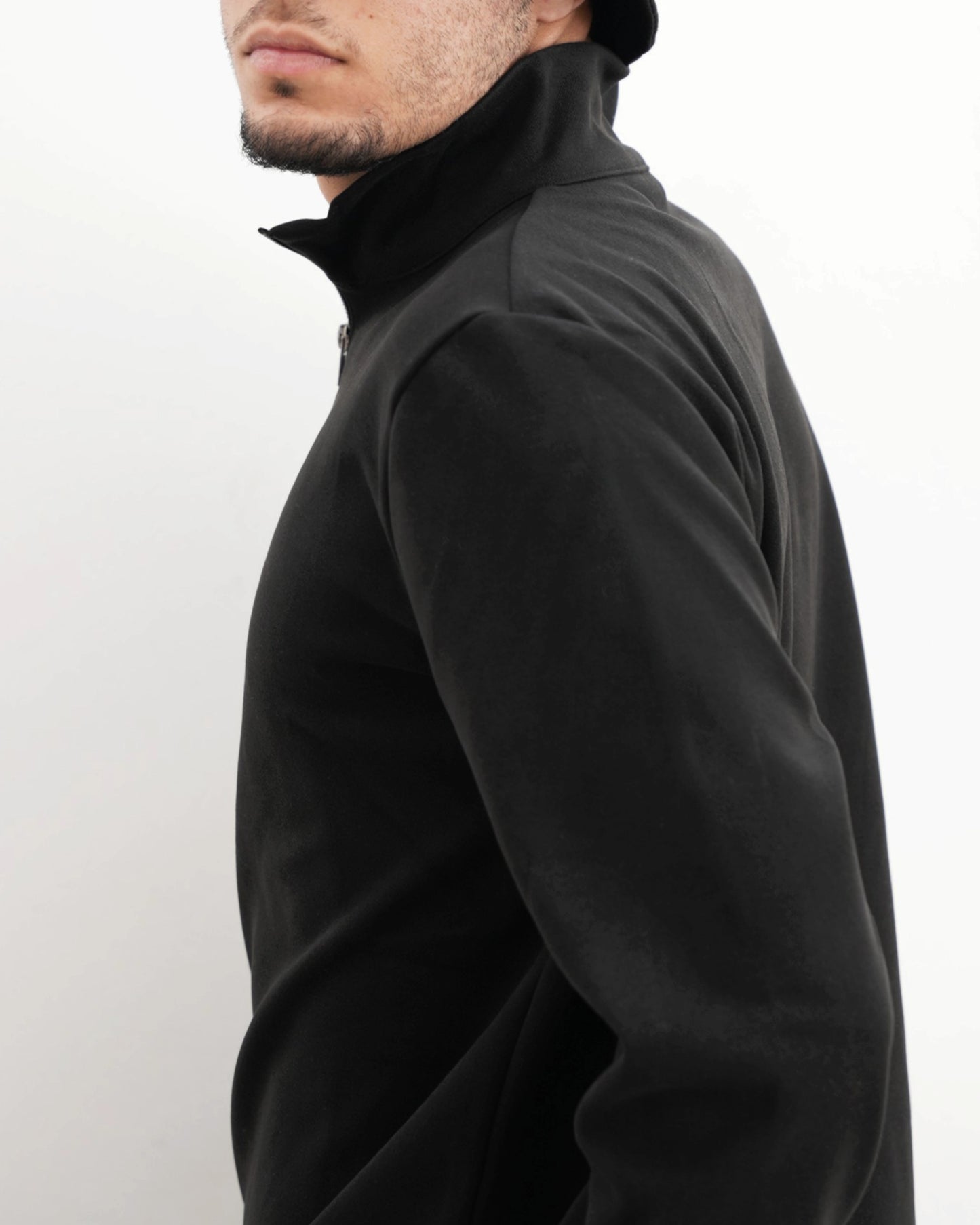 MUBU Diago Half-Zip Siyah Teknik Kazak - Model Yan Görünüm