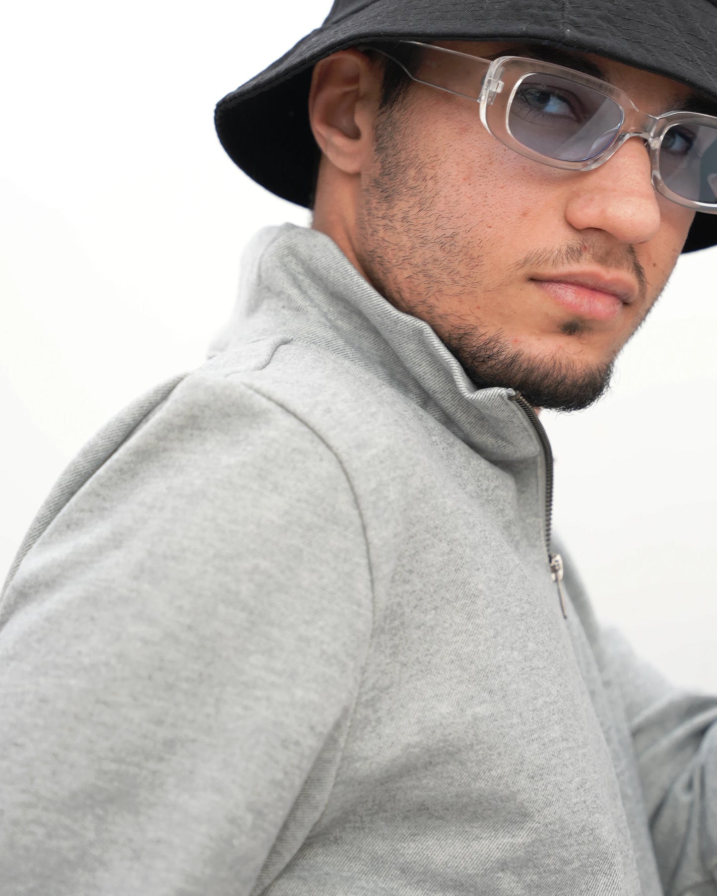 MUBU Diago Half-Zip Silver Melanj Teknik Kazak - Model Yakın Yan Görünüm