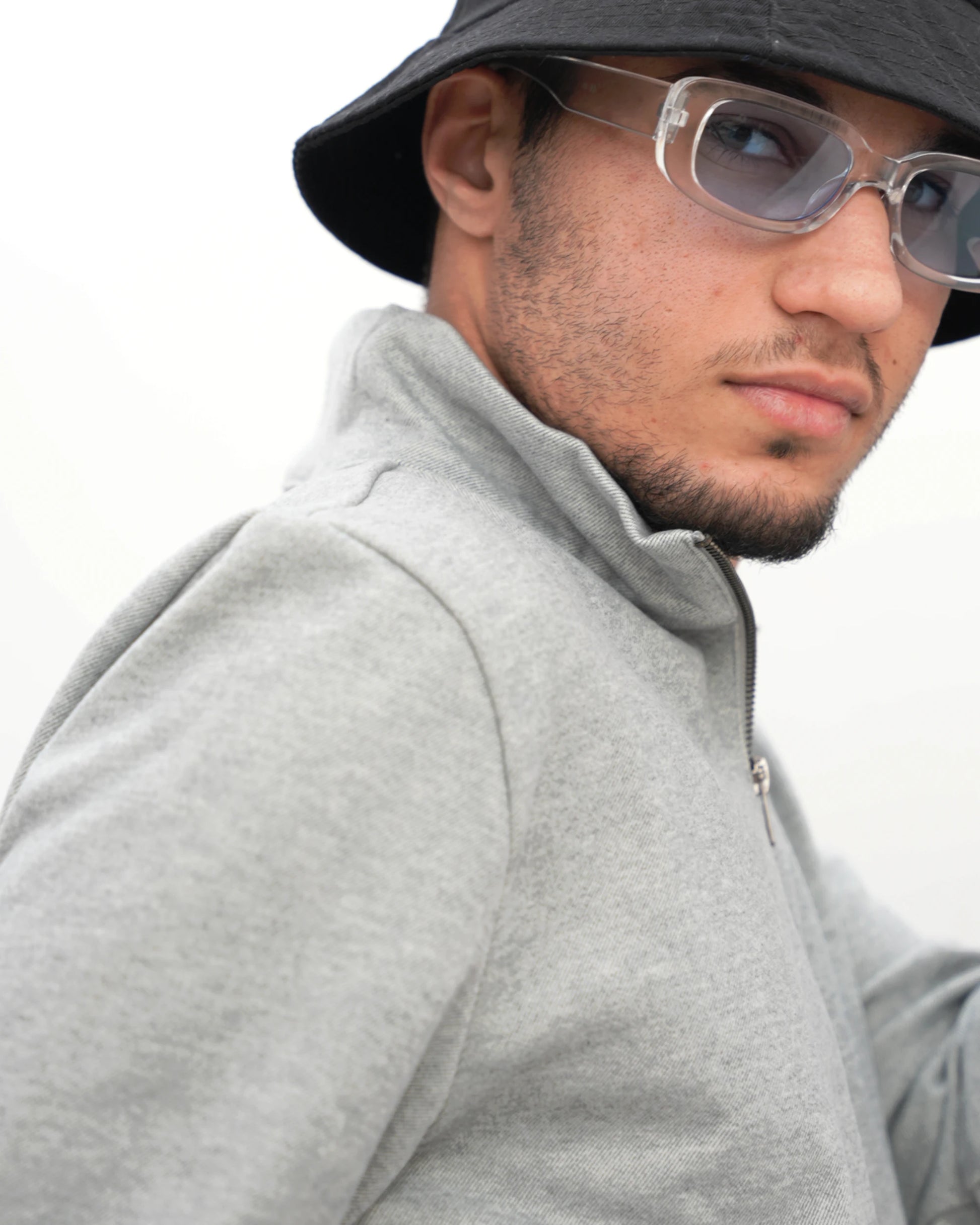 MUBU Diago Half-Zip Silver Melanj Teknik Kazak - Model Yakın Yan Görünüm