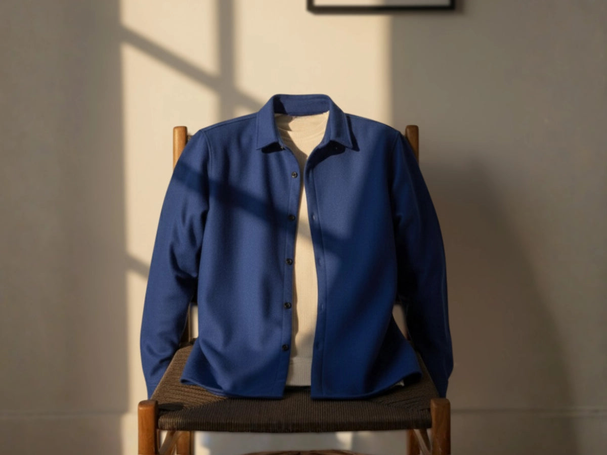 Mavi Bonny Cardies yünlü hırka gömlek ve krem rengi Self Stripe Knitwear triko, ahşap sandalyede kış kombini, MUBU İstanbul