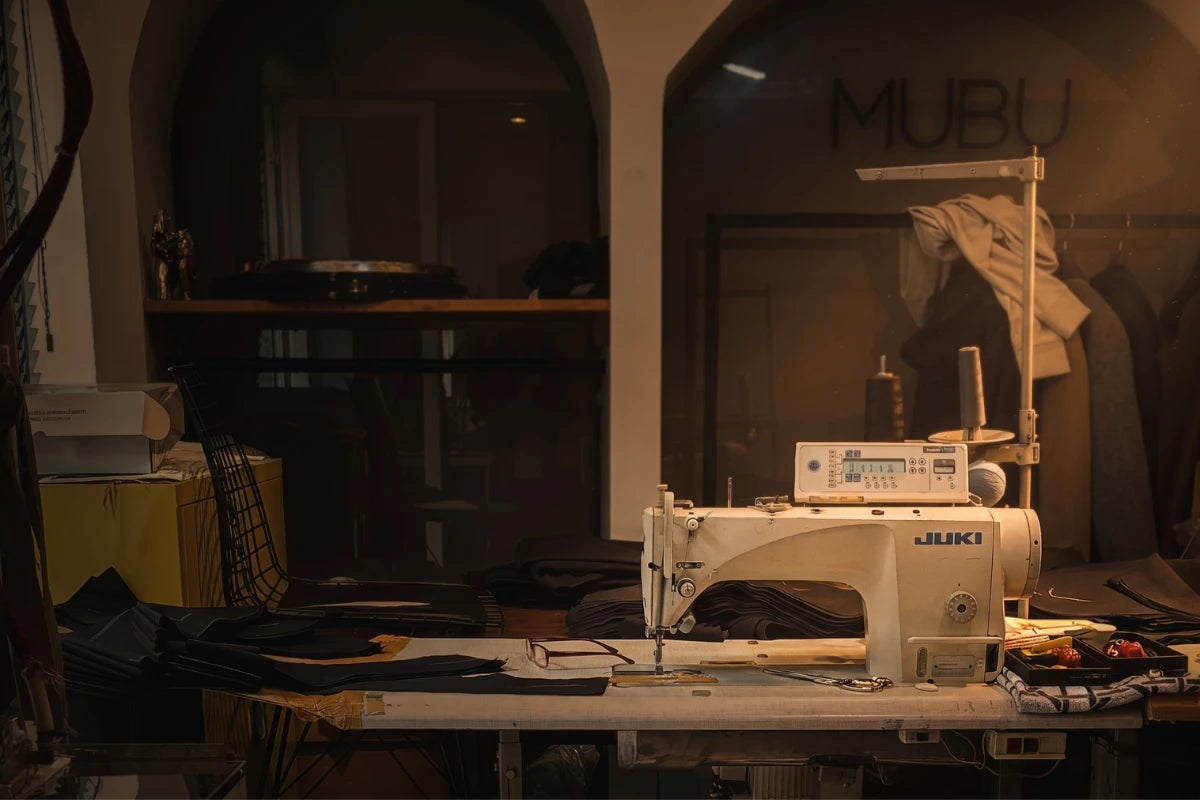 MUBU İstanbul Atölyesi - Modern Günlük Giyim ve Kurumsal İş Kıyafetleri Üretimi Sinematik Çekimi