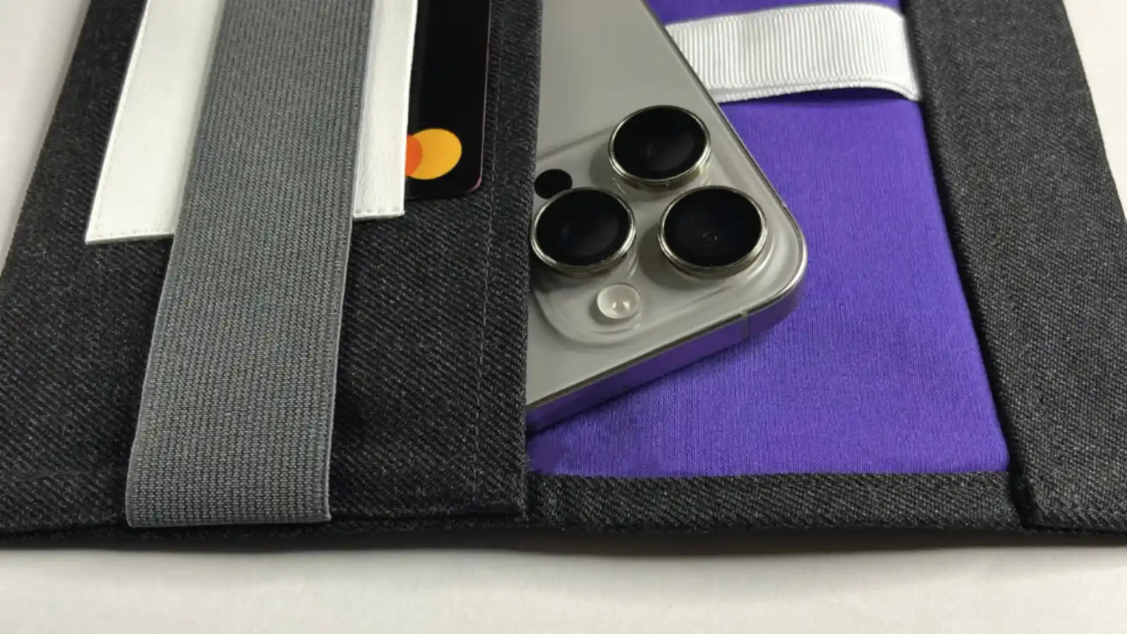 Handmade Smart Pouch – Antrasit | Çok Amaçlı Kumaş Kılıf içerisinde telefonla yakın çekim kullanım anı.