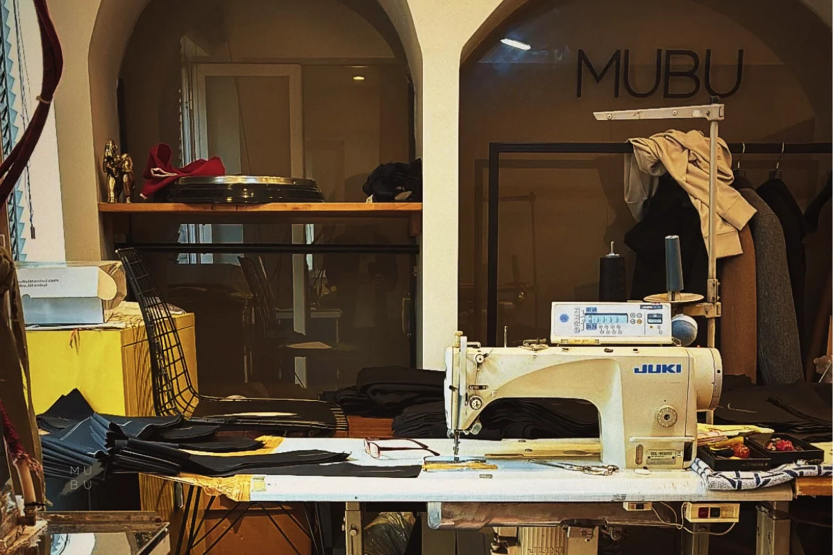 MUBU atölyesi genel görünüm, dikiş makinesi ve iş kıyafetleri