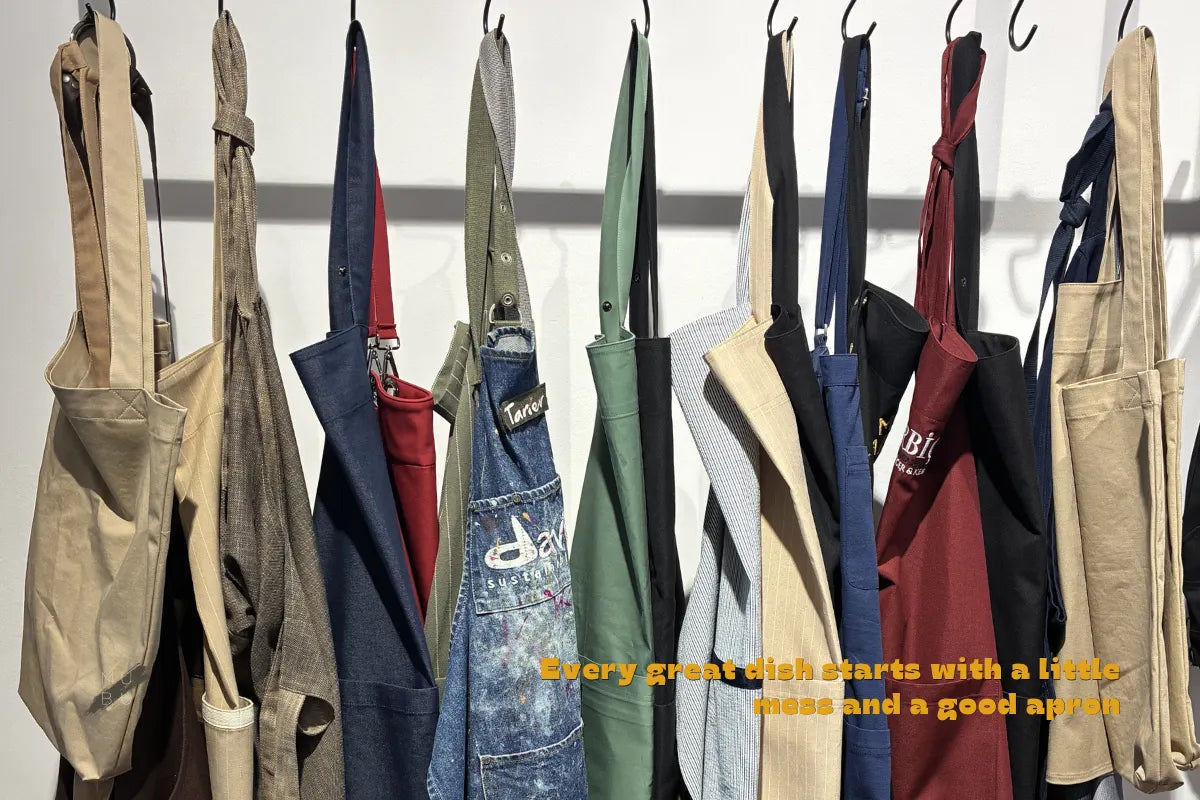 MUBU staff wear önlük koleksiyonu, askıda çeşitli renkler