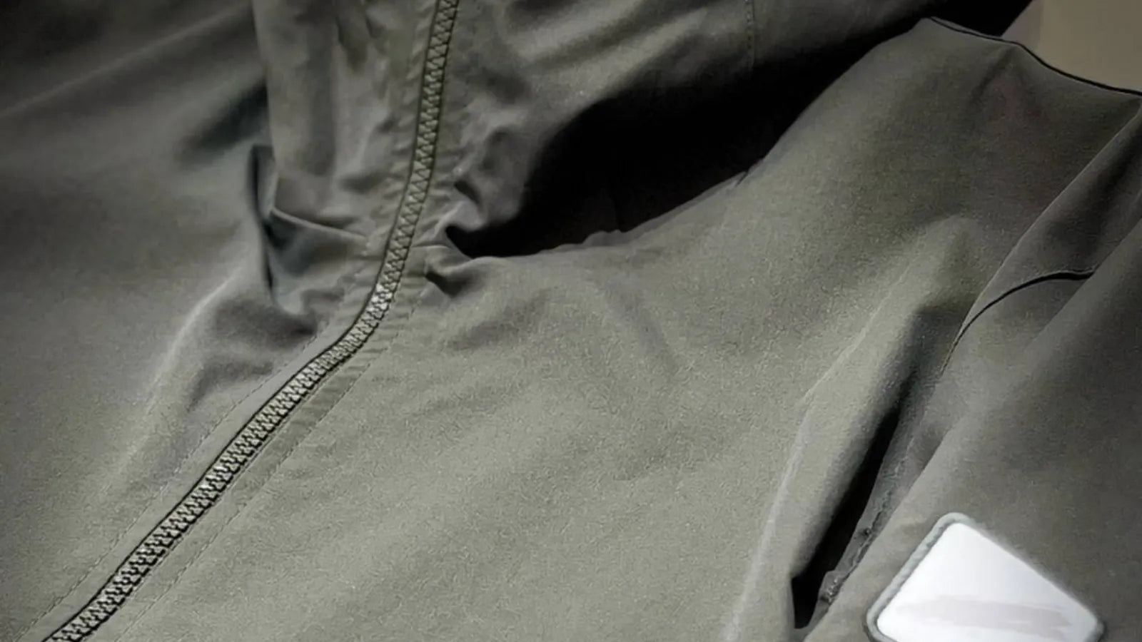 SWAY | Haki Asimetrik Hafif Rüzgarlık Mont / Unisex yakın çekim banner